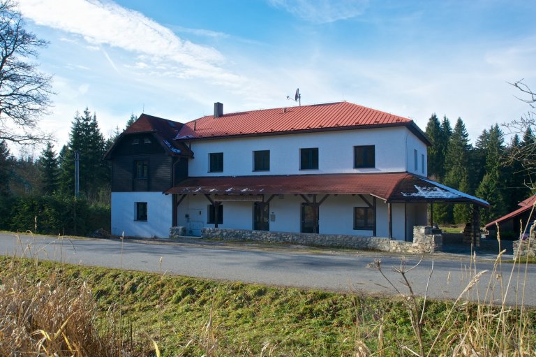 Naši klienti si nechali zrekonstruovat starý penzion v panenské části Šumavy. Jeden z bytů si pro sebe přizpůsobili k víkendovým výletům s celou rodinou...…