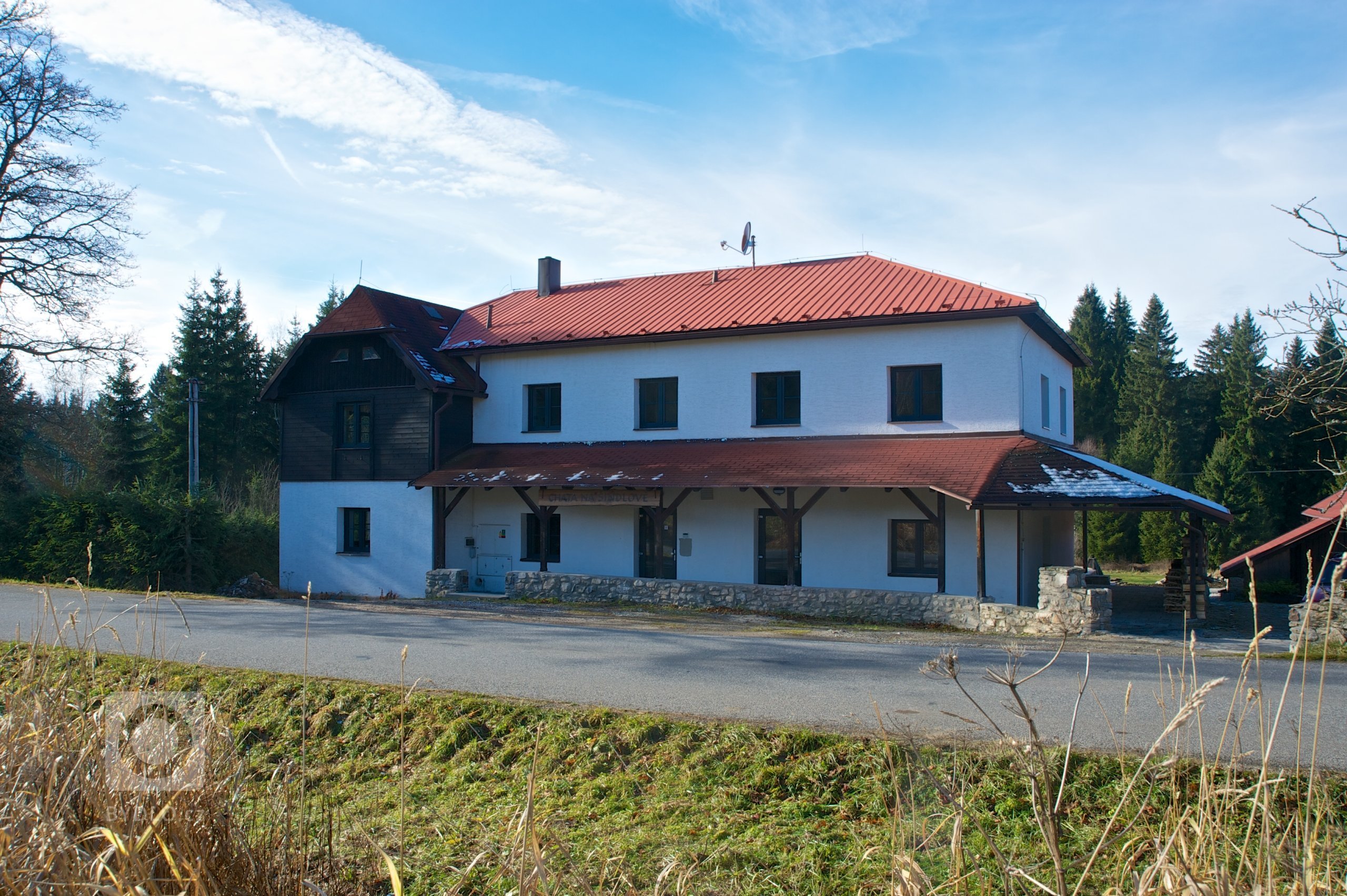 Naši klienti si nechali zrekonstruovat starý penzion v panenské části Šumavy. Jeden z bytů si pro sebe přizpůsobili k víkendovým výletům s celou rodinou...…