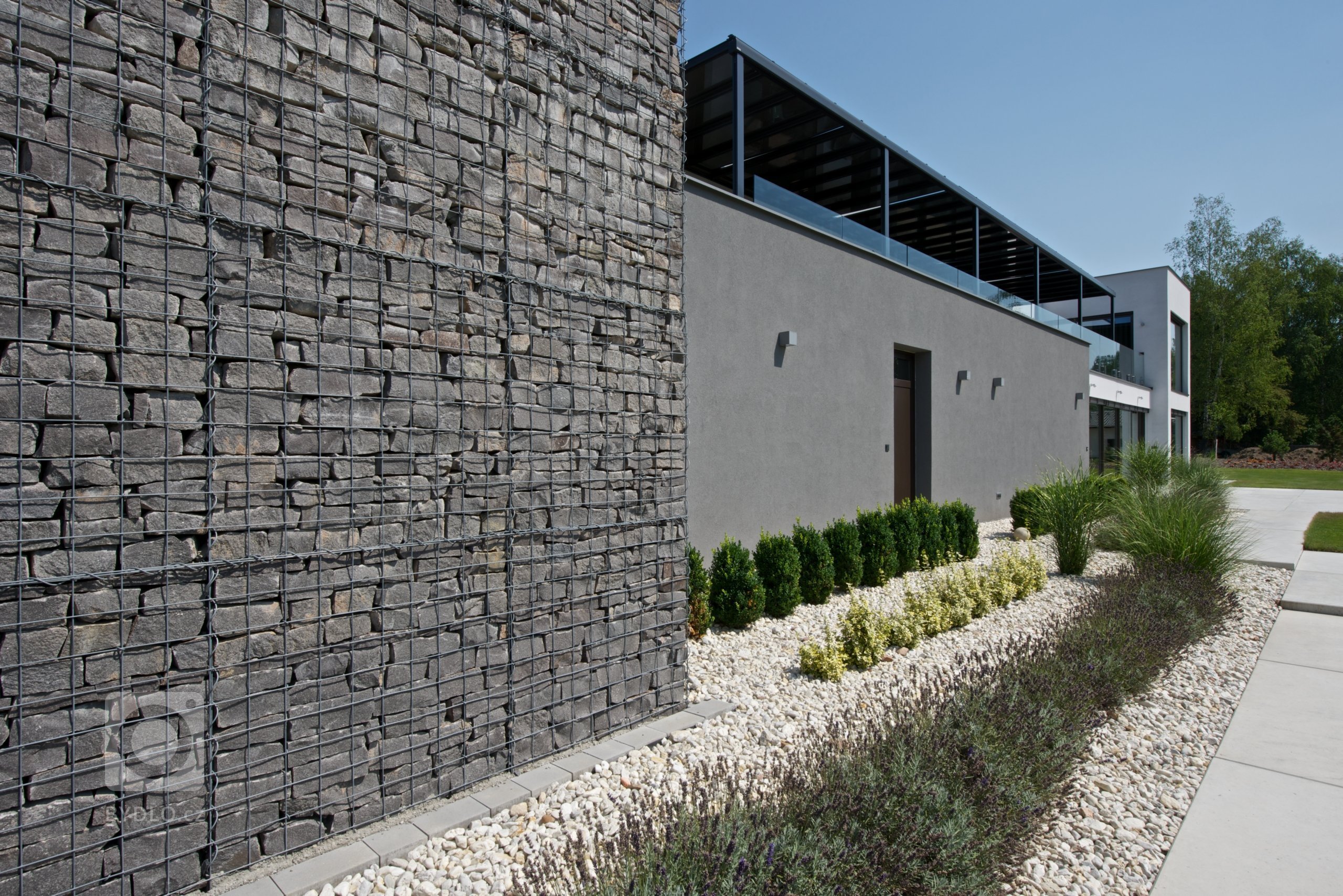 Rekonstrukce rekreačního objektu ze 70. let. Jeho tehdejší devizou bylo hlavně místo - mírný svah nad přehradou, úžasné výhledy, orientace na jih, krásná…