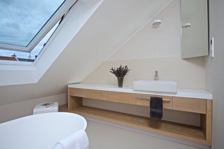 Mladí manželé koupili relativně úzký řadový dům se třemi nadzemními podlažími a sklepem, postavený na přelomu 70. a 80. let minulého století. Ačkoli dům dobře…