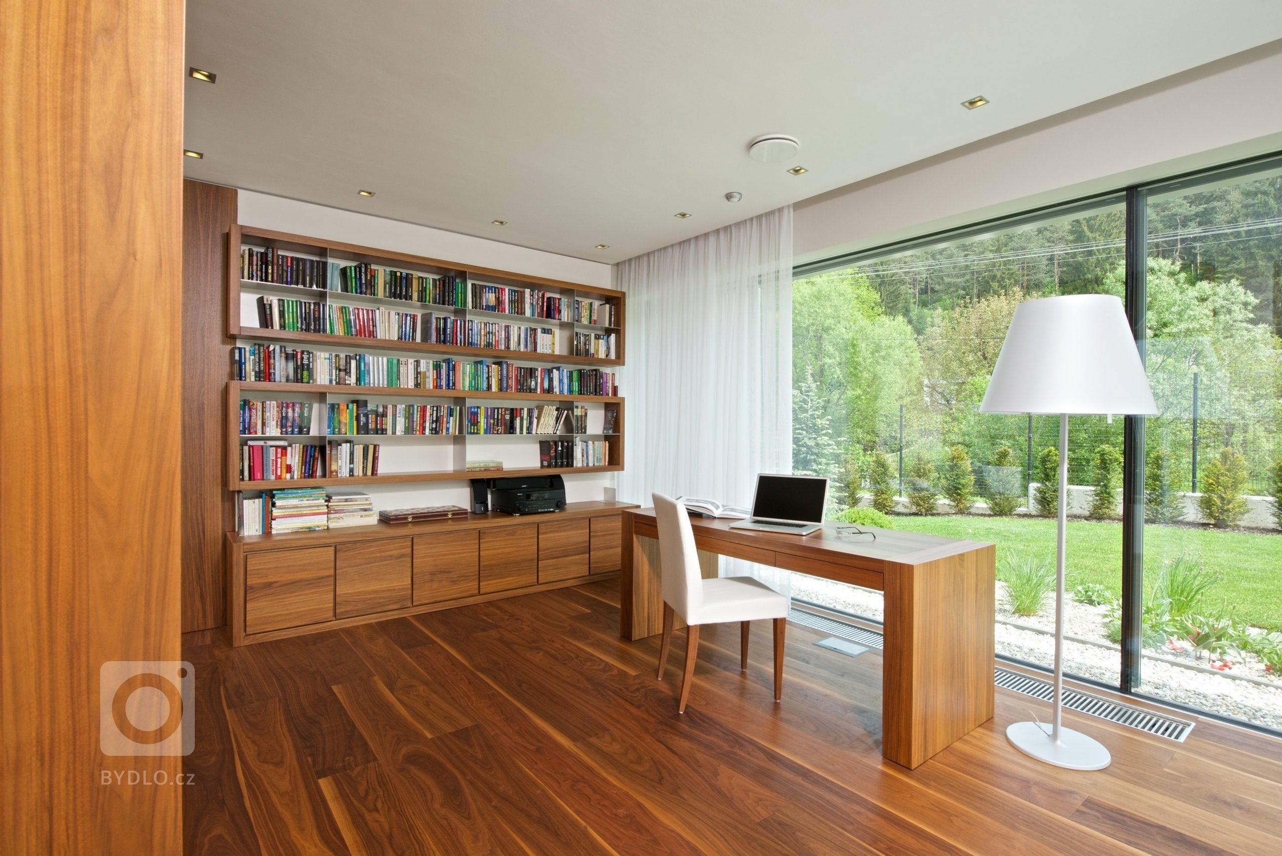 Oslovil nás zahraniční klient, který naši práci dlouho sleduje. Přál si studii, projekt a následně i realizaci domu, který nebude mít kompromisy. Poctil nás…