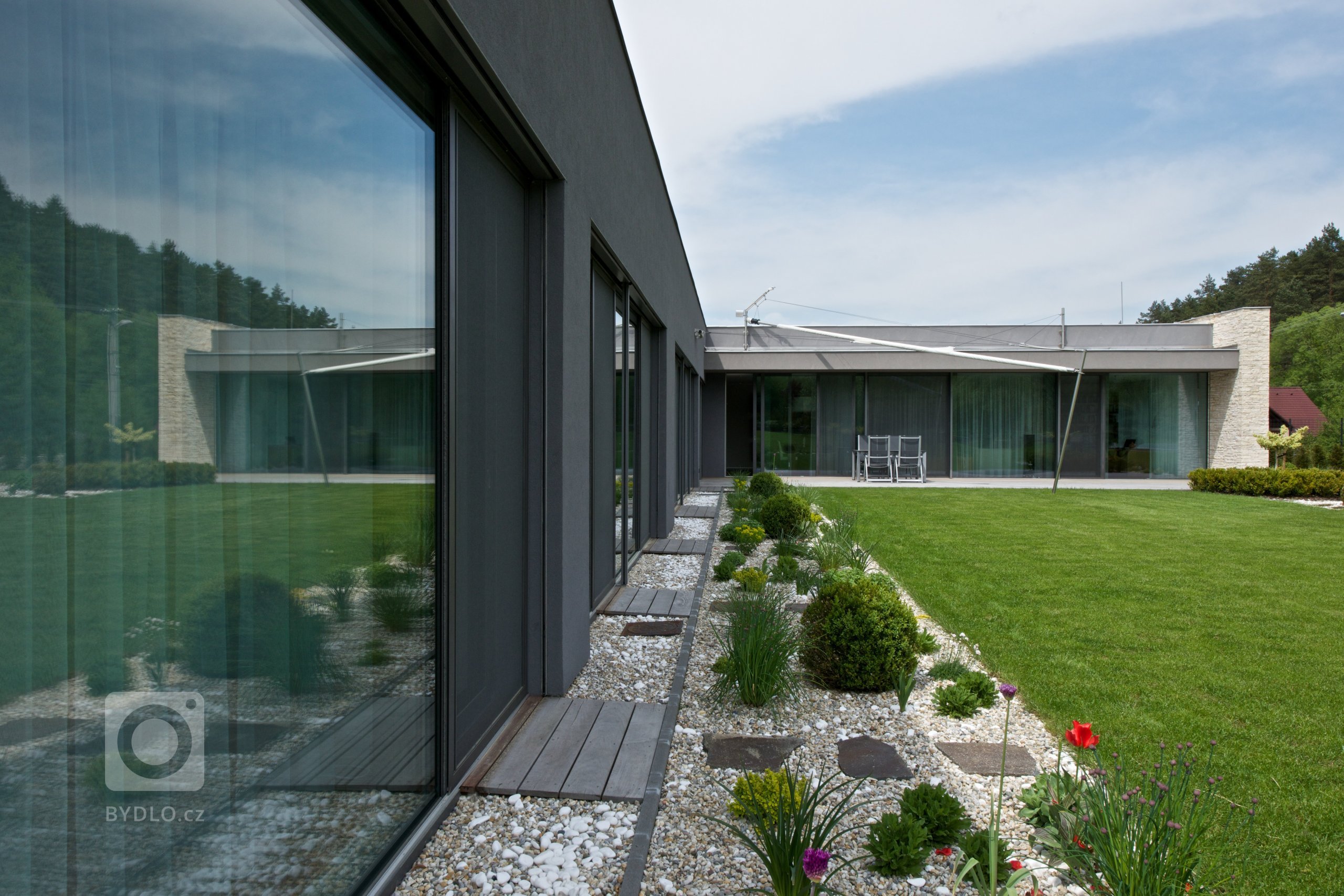 Oslovil nás zahraniční klient, který naši práci dlouho sleduje. Přál si studii, projekt a následně i realizaci domu, který nebude mít kompromisy. Poctil nás…