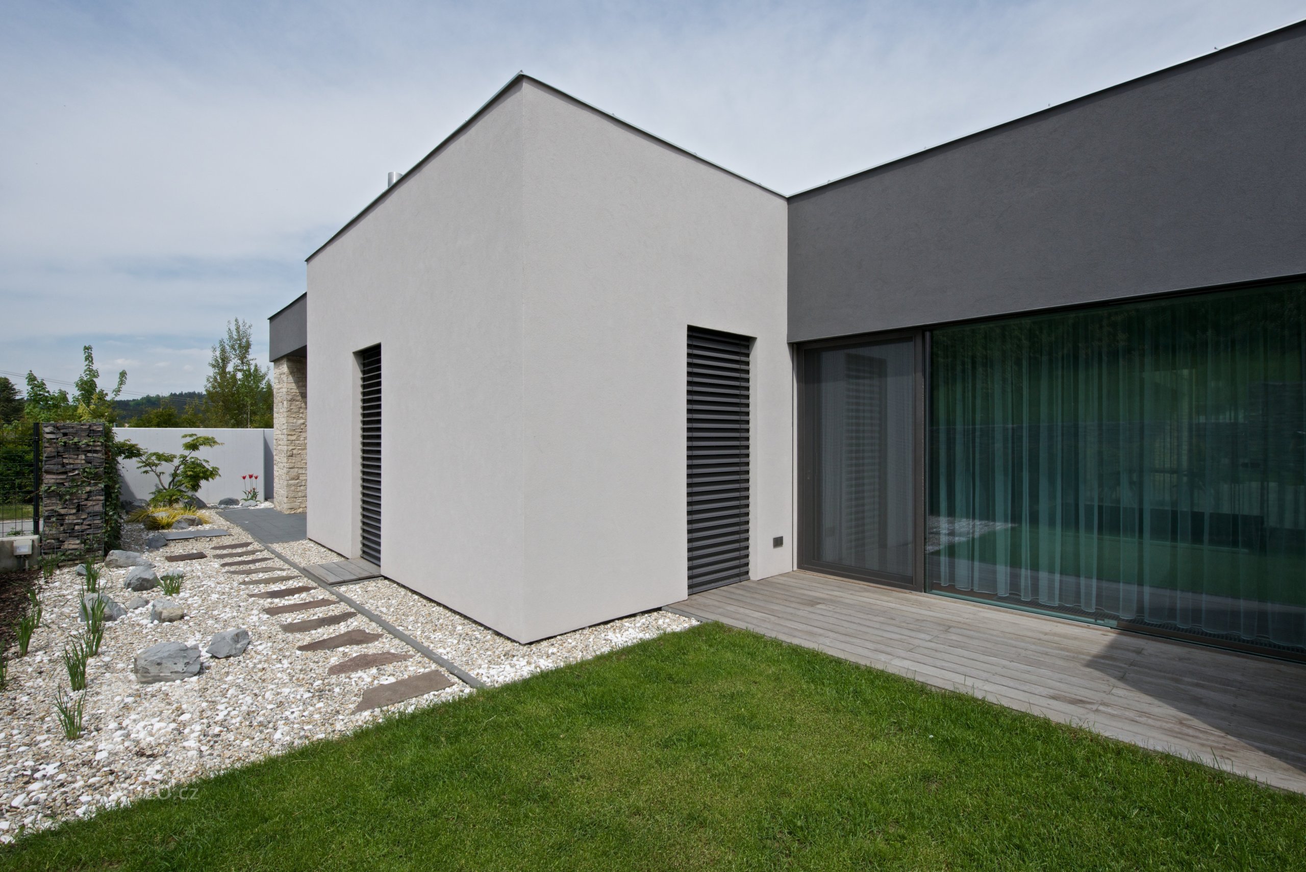 Oslovil nás zahraniční klient, který naši práci dlouho sleduje. Přál si studii, projekt a následně i realizaci domu, který nebude mít kompromisy. Poctil nás…
