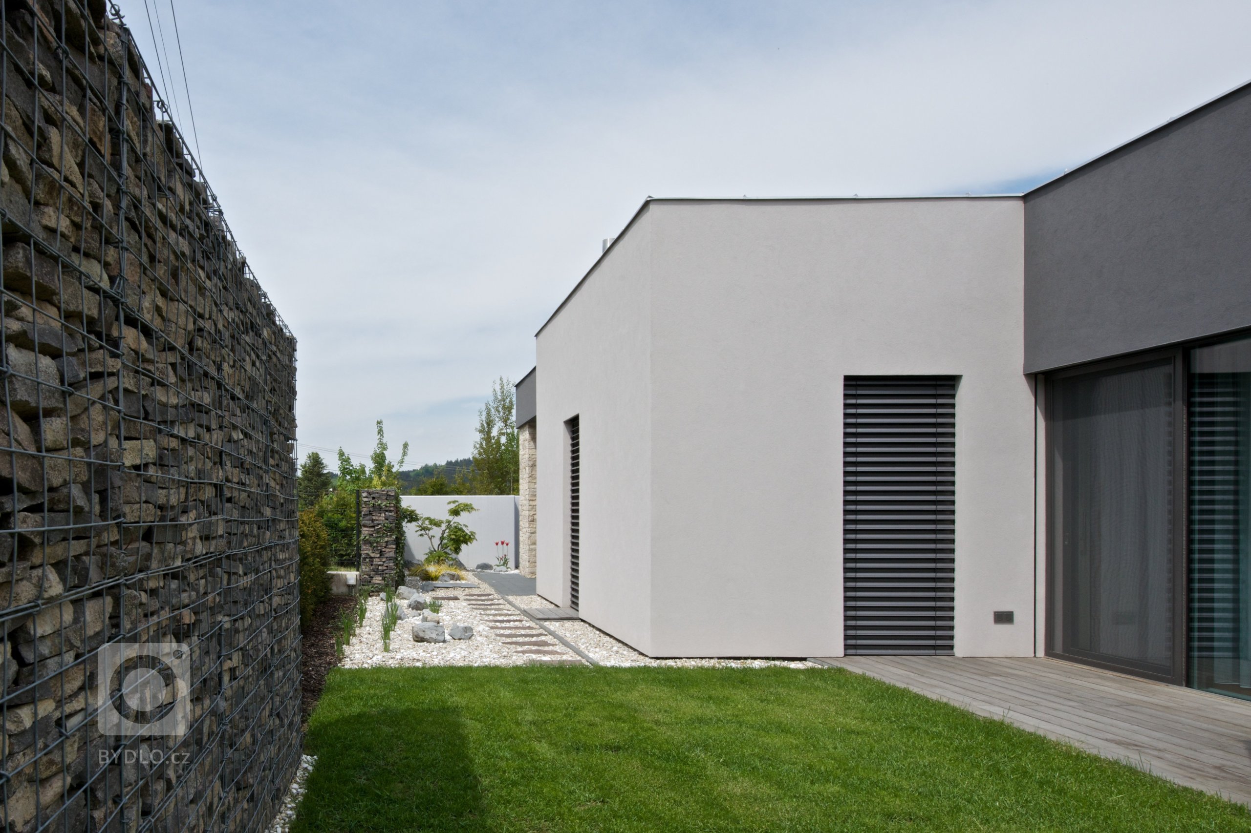 Oslovil nás zahraniční klient, který naši práci dlouho sleduje. Přál si studii, projekt a následně i realizaci domu, který nebude mít kompromisy. Poctil nás…