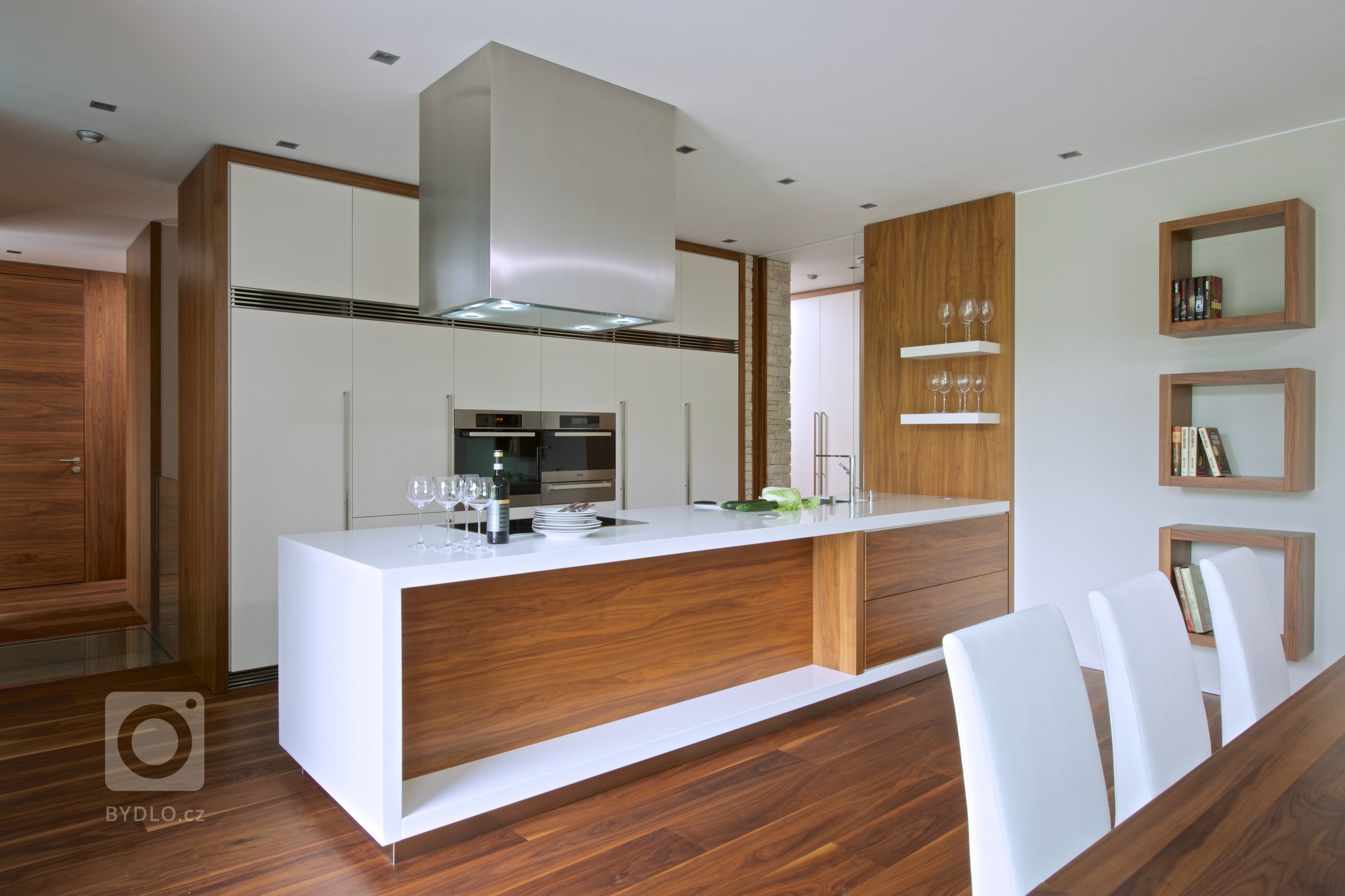 Oslovil nás zahraniční klient, který naši práci dlouho sleduje. Přál si studii, projekt a následně i realizaci domu, který nebude mít kompromisy. Poctil nás…