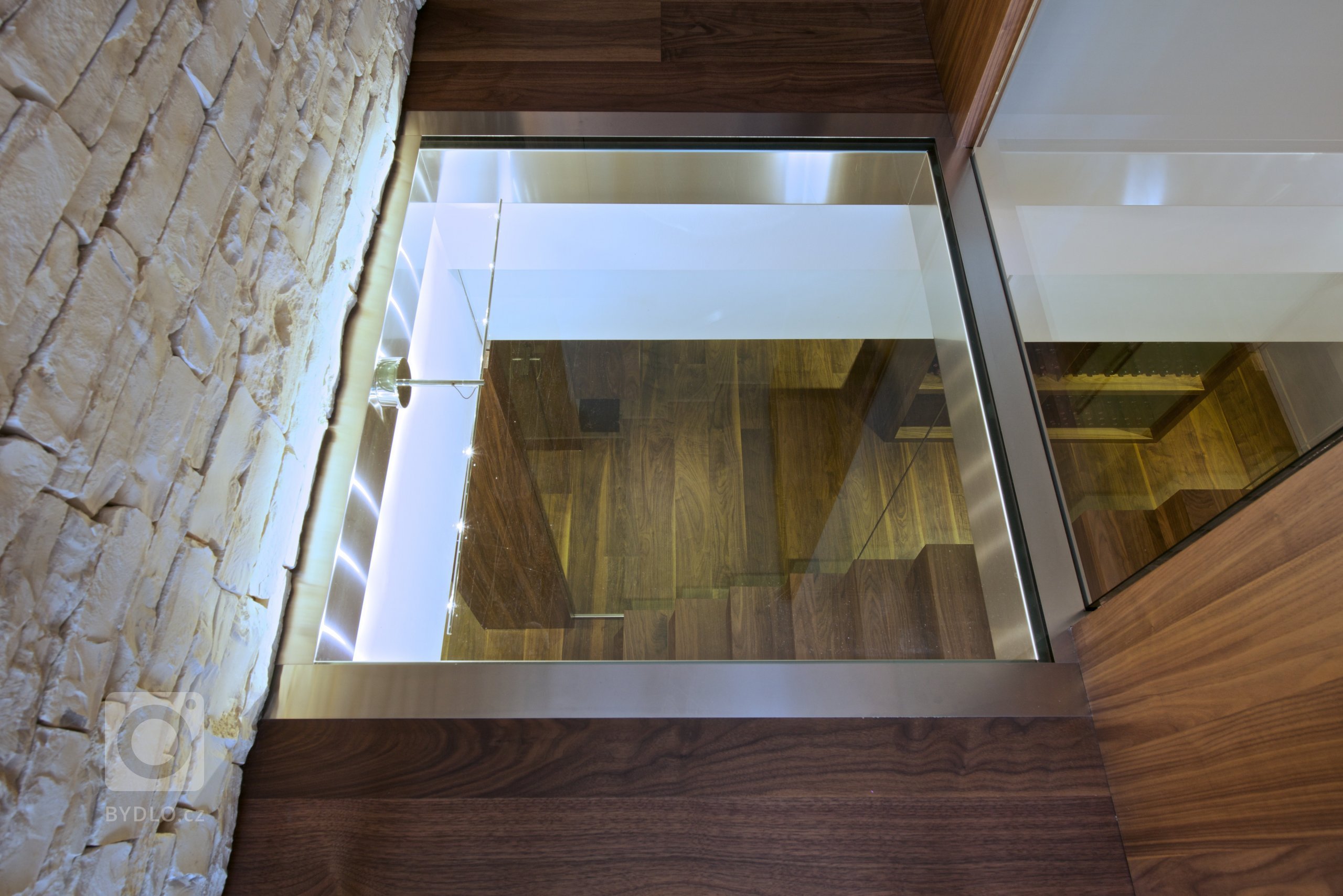 Oslovil nás zahraniční klient, který naši práci dlouho sleduje. Přál si studii, projekt a následně i realizaci domu, který nebude mít kompromisy. Poctil nás…