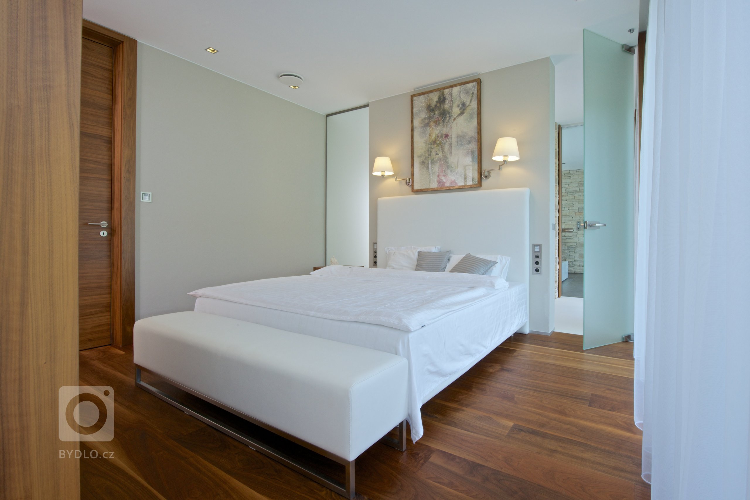 Oslovil nás zahraniční klient, který naši práci dlouho sleduje. Přál si studii, projekt a následně i realizaci domu, který nebude mít kompromisy. Poctil nás…