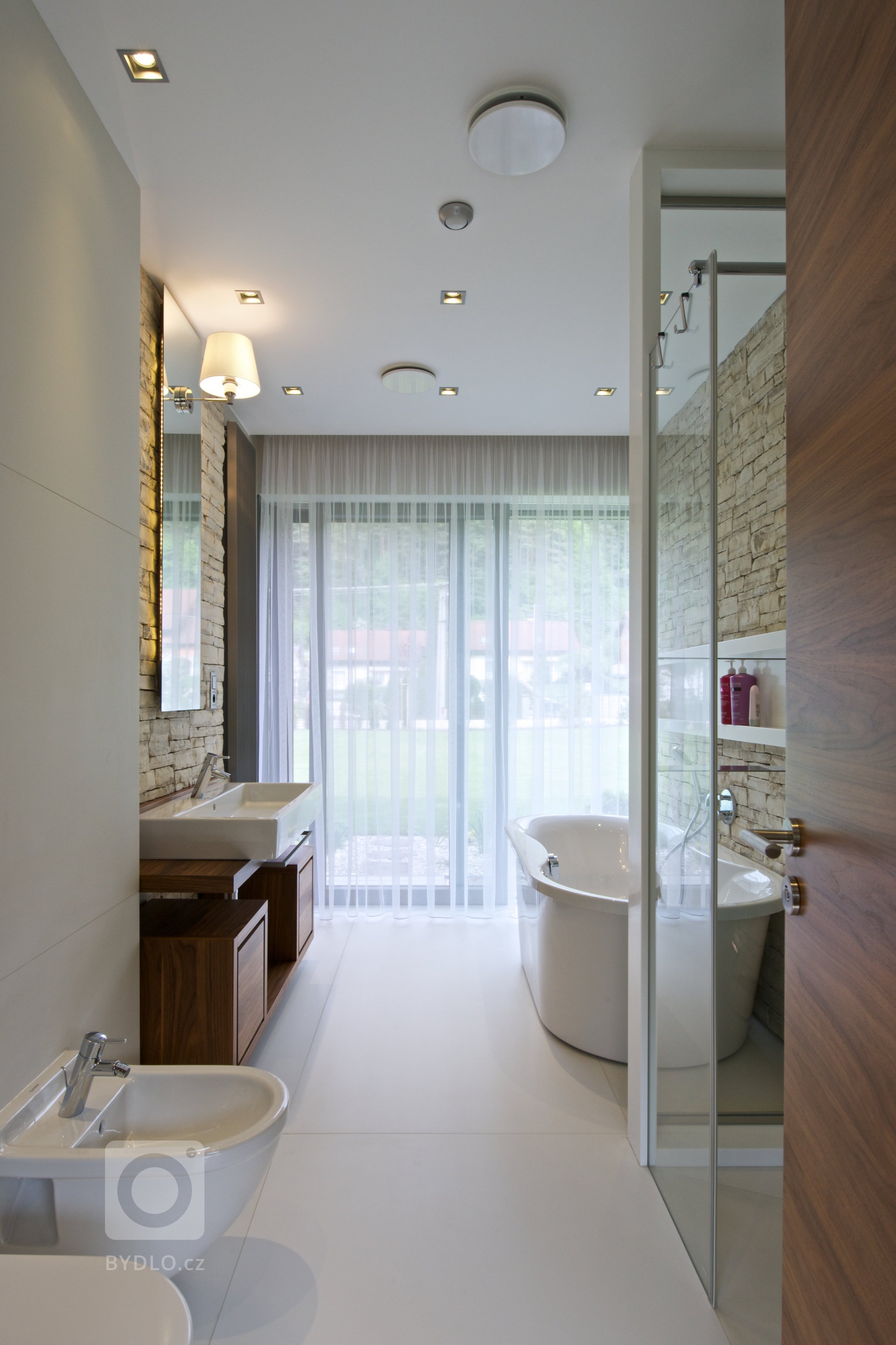 Oslovil nás zahraniční klient, který naši práci dlouho sleduje. Přál si studii, projekt a následně i realizaci domu, který nebude mít kompromisy. Poctil nás…