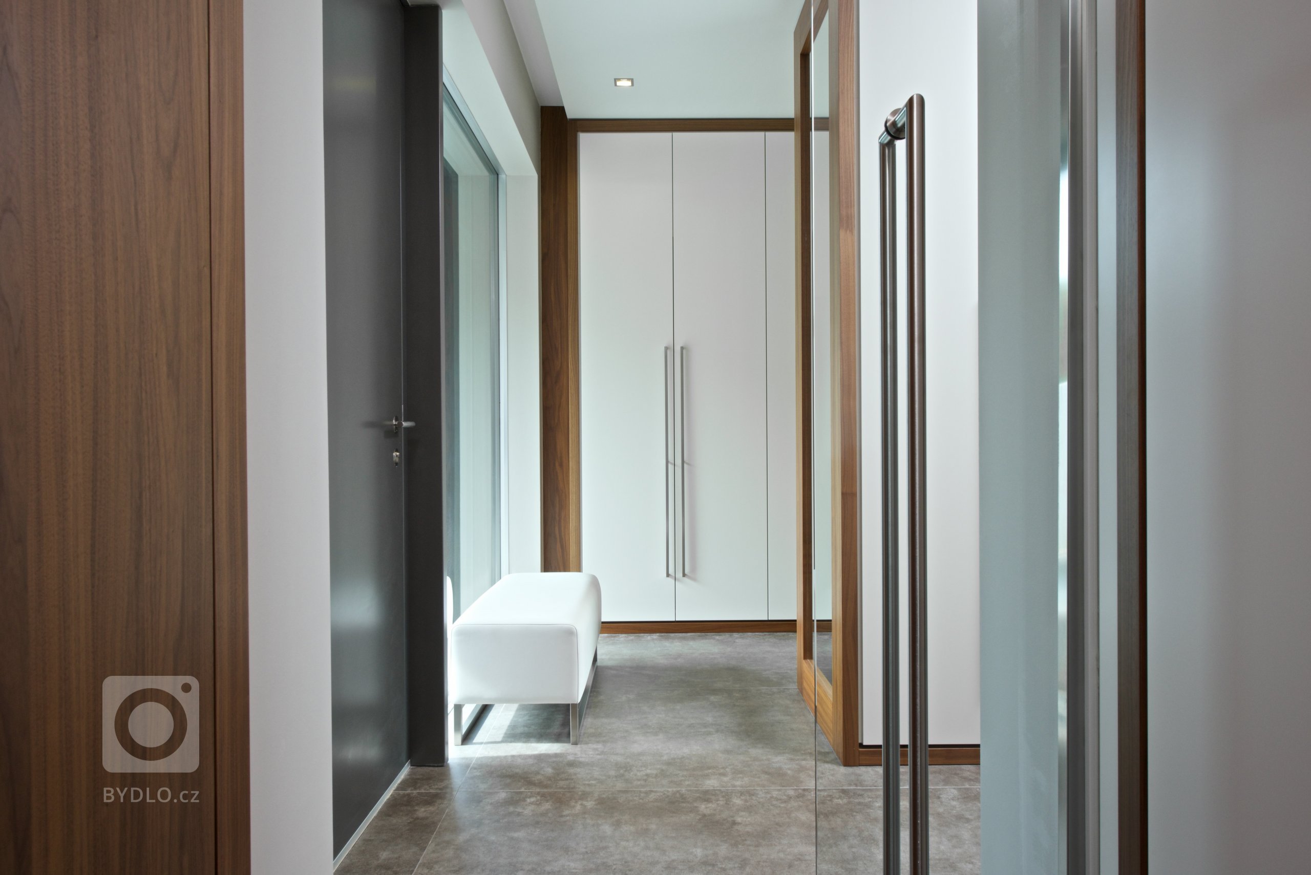 Oslovil nás zahraniční klient, který naši práci dlouho sleduje. Přál si studii, projekt a následně i realizaci domu, který nebude mít kompromisy. Poctil nás…