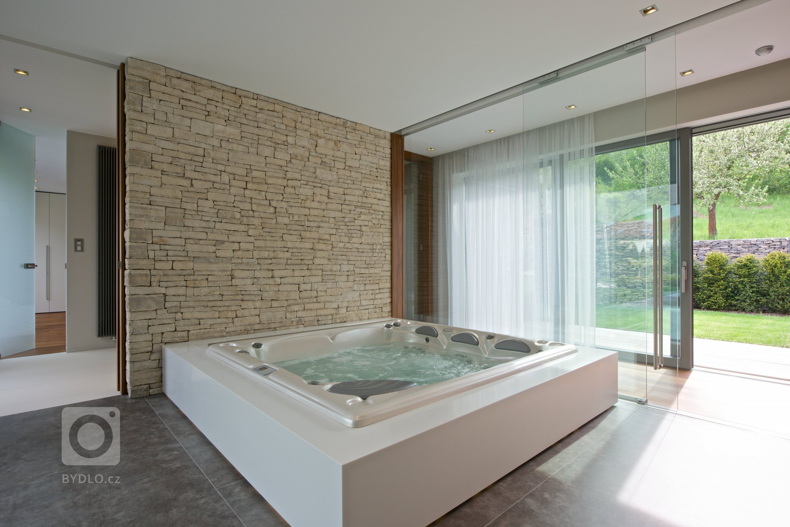 Oslovil nás zahraniční klient, který naši práci dlouho sleduje. Přál si studii, projekt a následně i realizaci domu, který nebude mít kompromisy. Poctil nás…