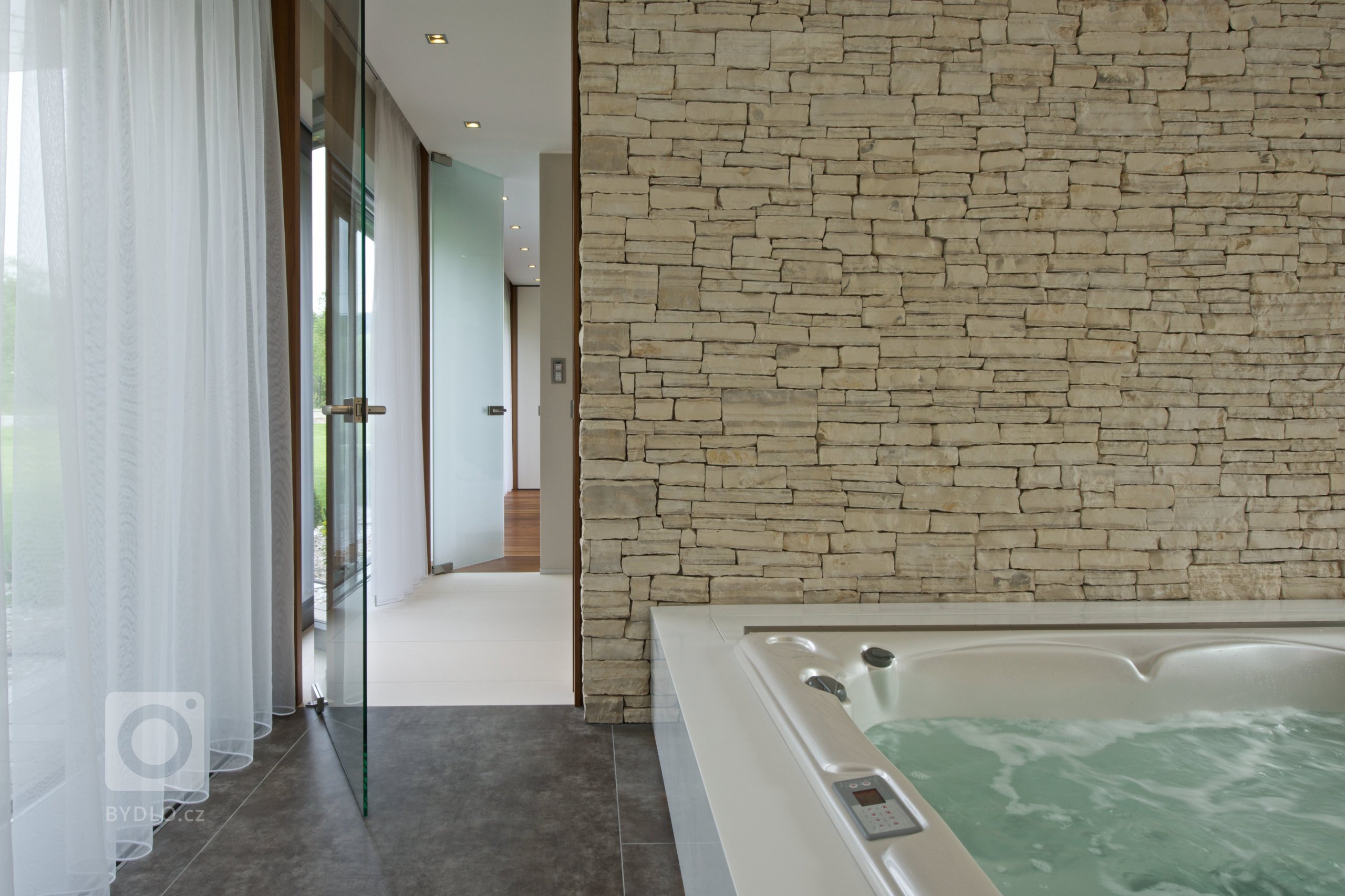 Oslovil nás zahraniční klient, který naši práci dlouho sleduje. Přál si studii, projekt a následně i realizaci domu, který nebude mít kompromisy. Poctil nás…