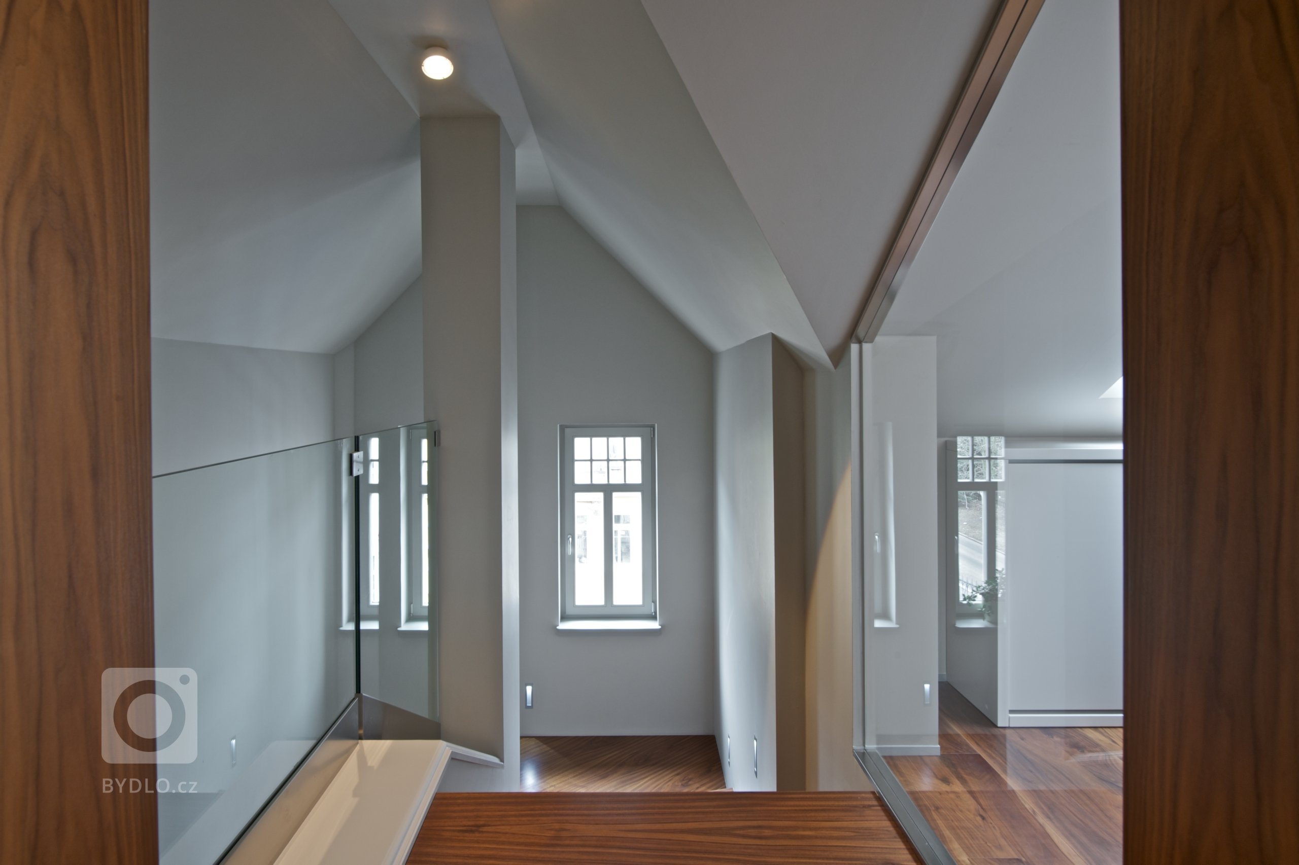 Mladý pár se rozhodl, že využije půdní prostor v rodinné vile. Uvolní tak ve spodních patrech domu místo ostatním členům rodiny a získají více soukromí.

…