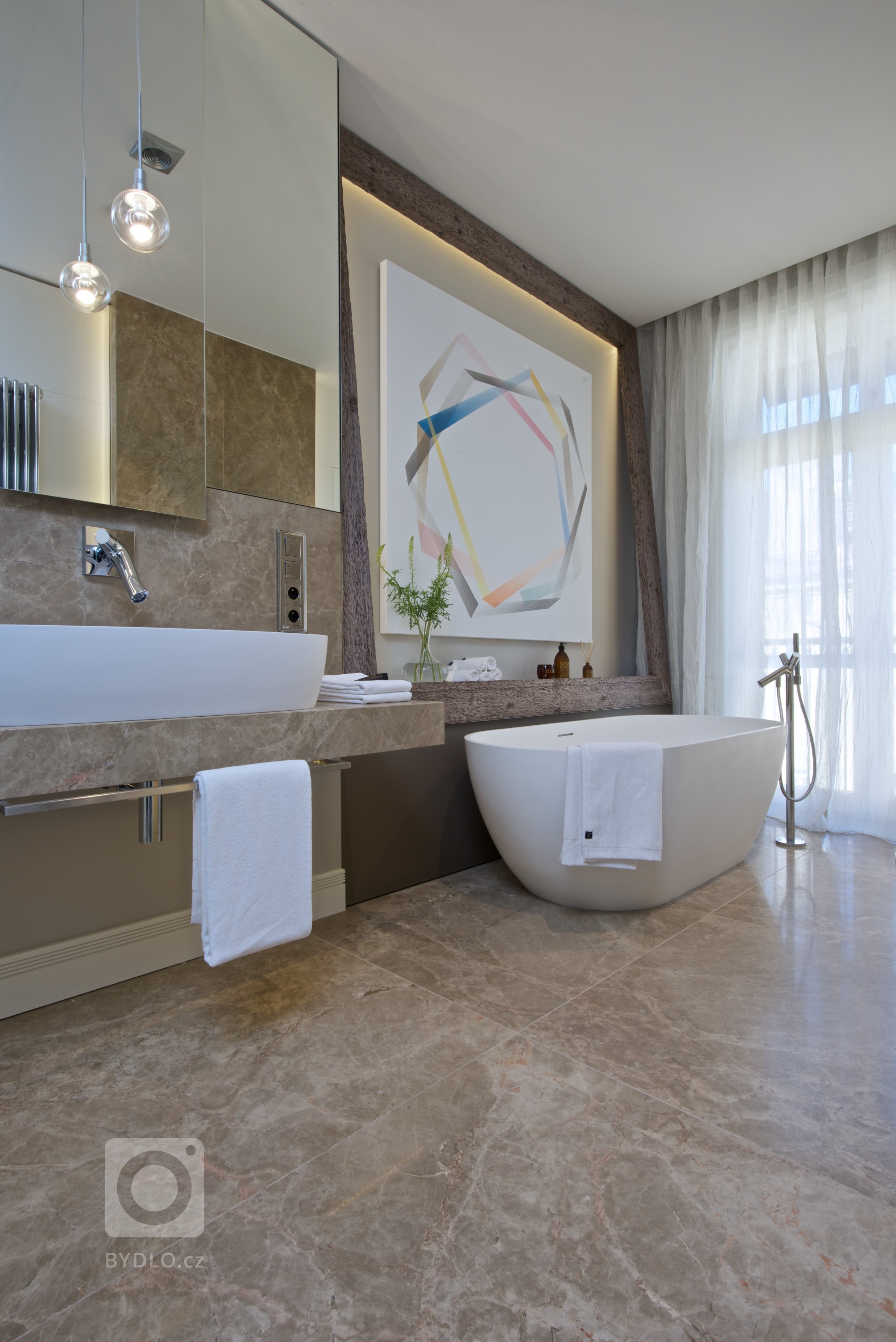 Za zdmi jednoho starého malostranského domu&nbsp;září nový byt zcela naplňující současné potřeby mladého manželského páru s dětmi a zároveň pokorně následující…