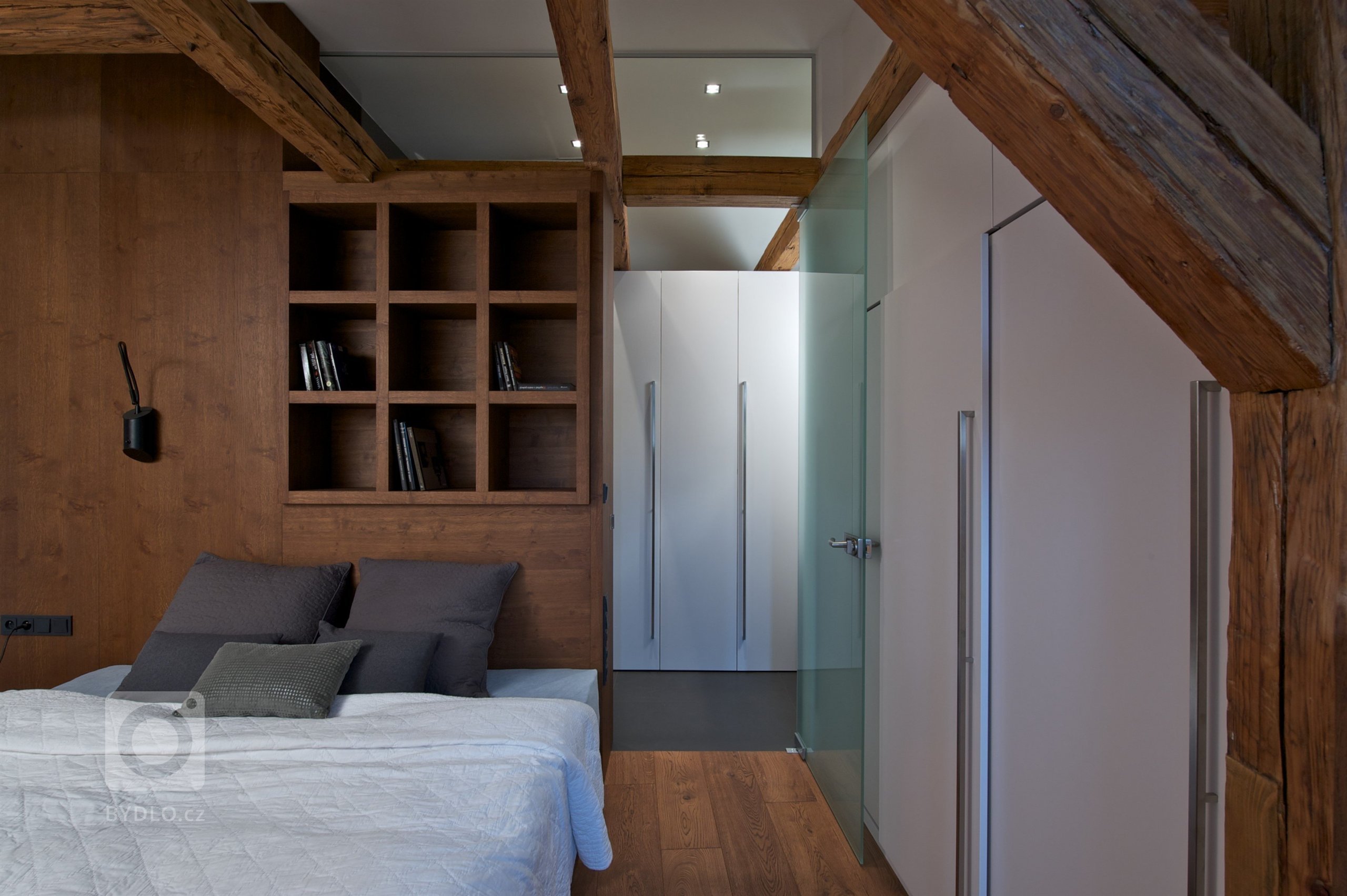 Byt pro mladý pár, Čecha a Američanku, vznikl v&nbsp;rámci komplexní rekonstrukce historického domu. Nevyužívaný půdní prostor skýtal možnost vestavby malého,…