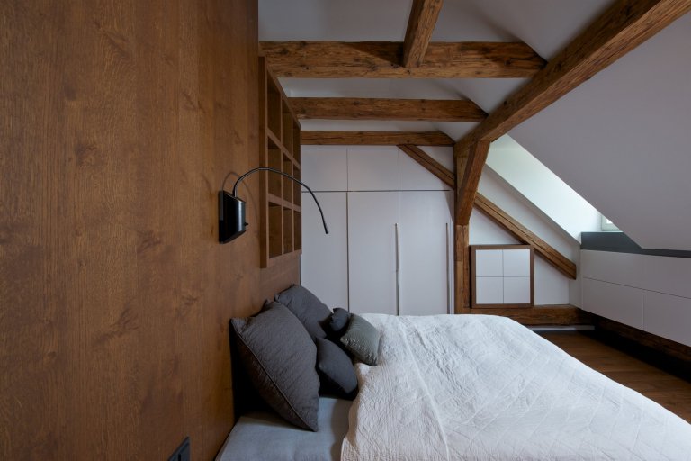 Byt pro mladý pár, Čecha a Američanku, vznikl v&nbsp;rámci komplexní rekonstrukce historického domu. Nevyužívaný půdní prostor skýtal možnost vestavby malého,…