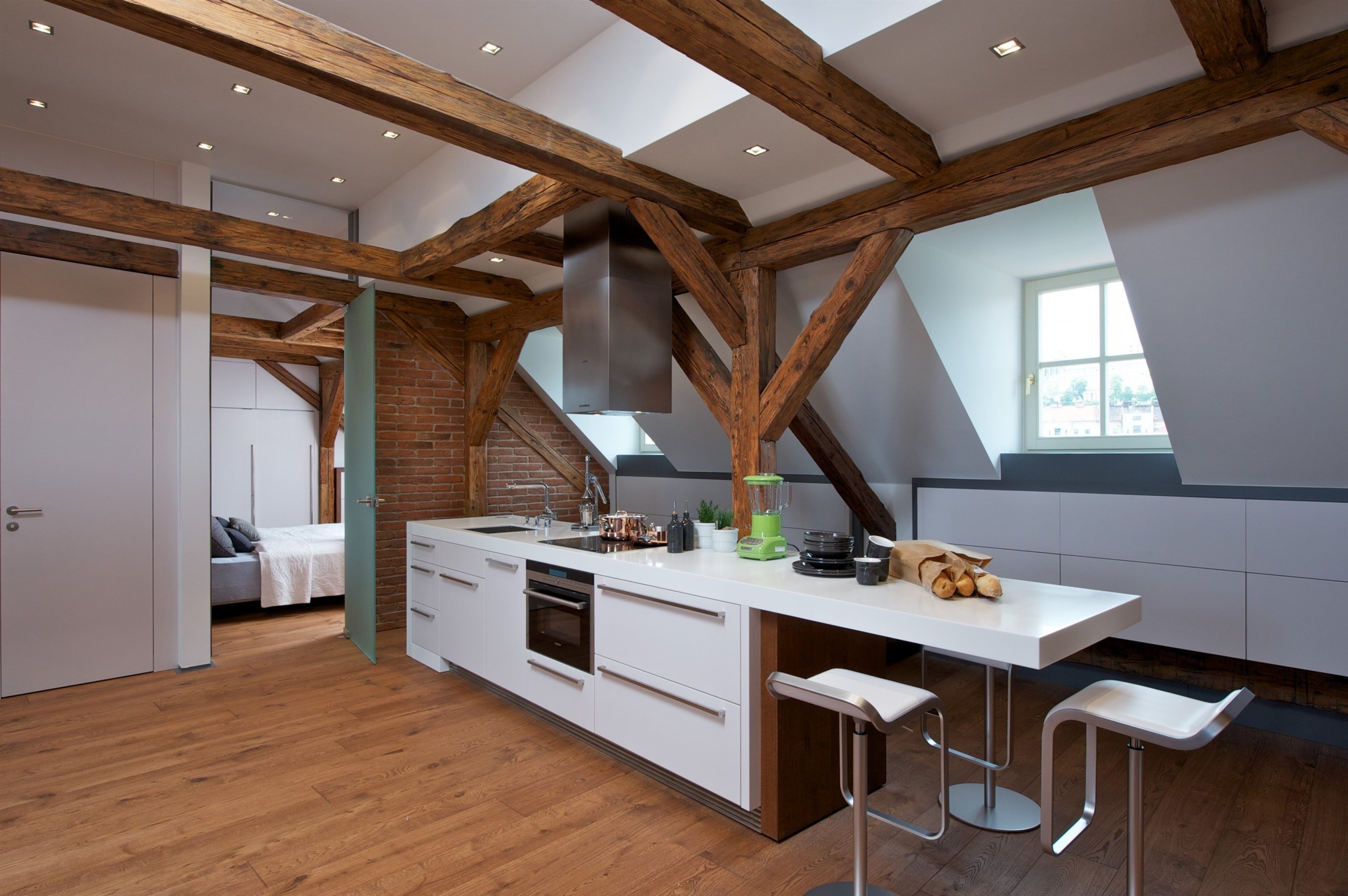 Byt pro mladý pár, Čecha a Američanku, vznikl v&nbsp;rámci komplexní rekonstrukce historického domu. Nevyužívaný půdní prostor skýtal možnost vestavby malého,…