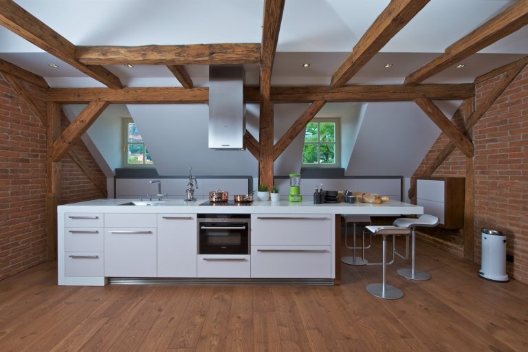 Byt pro mladý pár, Čecha a Američanku, vznikl v&nbsp;rámci komplexní rekonstrukce historického domu. Nevyužívaný půdní prostor skýtal možnost vestavby malého,…