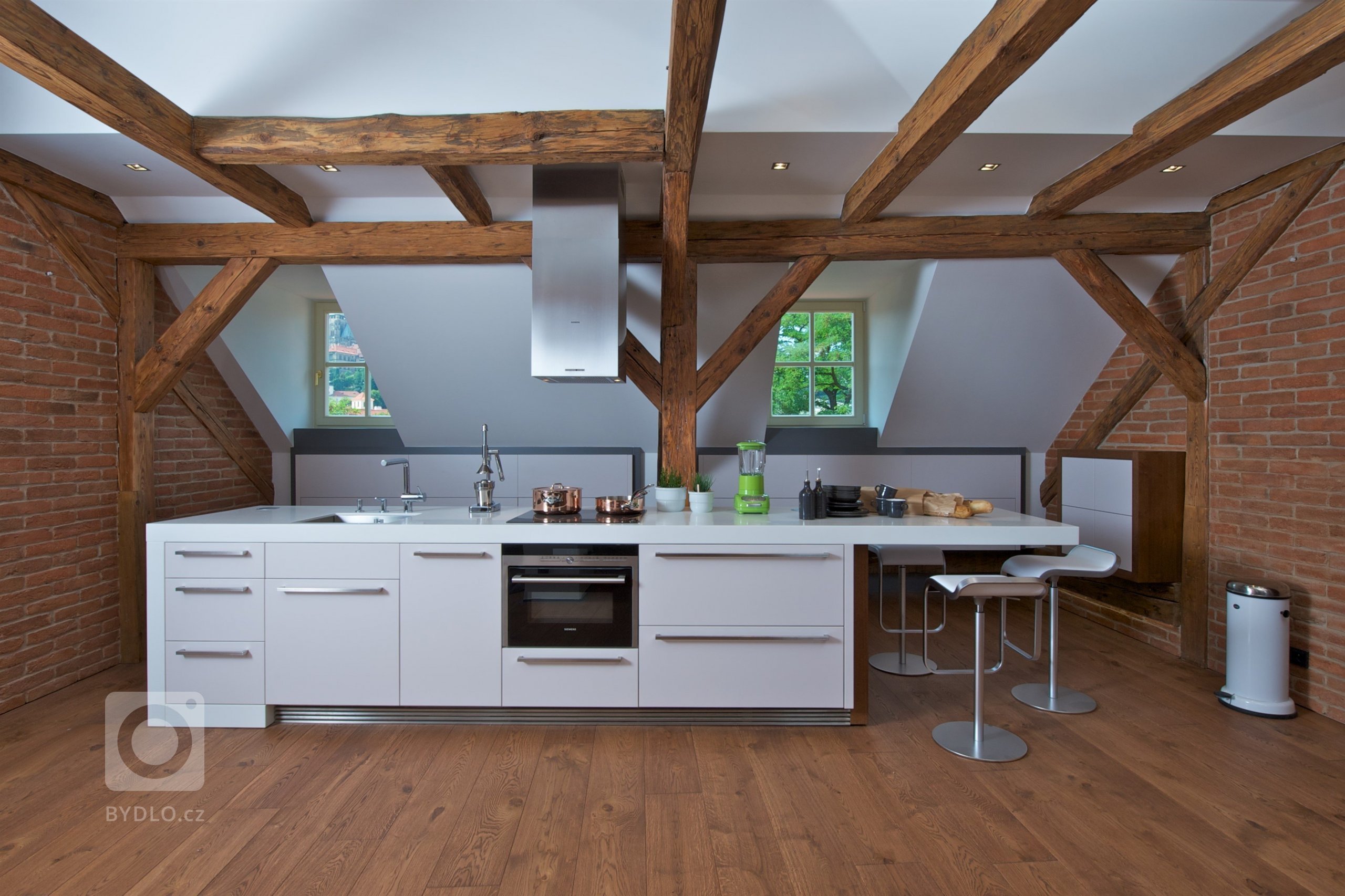 Byt pro mladý pár, Čecha a Američanku, vznikl v&nbsp;rámci komplexní rekonstrukce historického domu. Nevyužívaný půdní prostor skýtal možnost vestavby malého,…