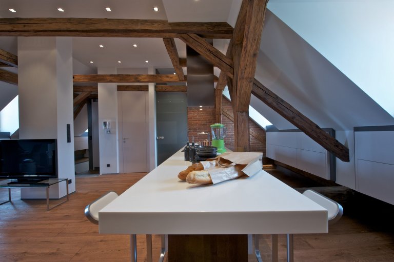 Byt pro mladý pár, Čecha a Američanku, vznikl v&nbsp;rámci komplexní rekonstrukce historického domu. Nevyužívaný půdní prostor skýtal možnost vestavby malého,…