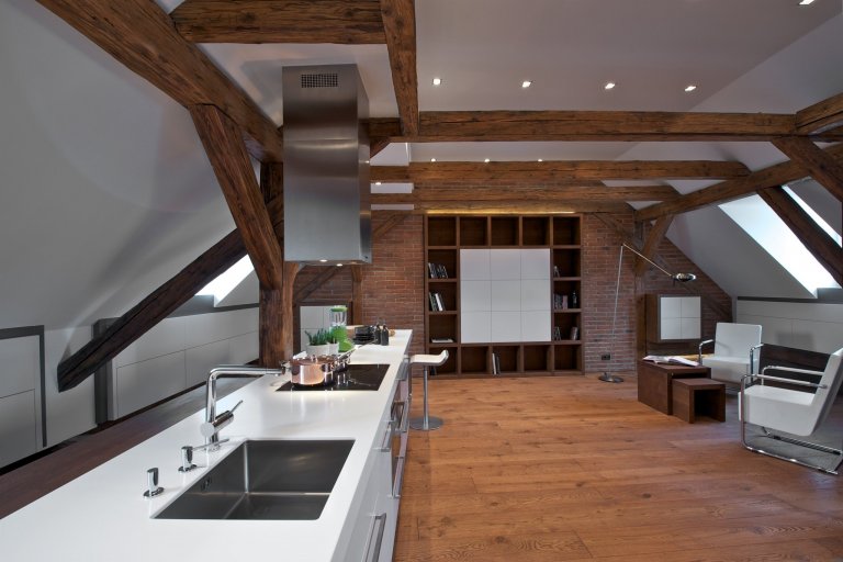 Byt pro mladý pár, Čecha a Američanku, vznikl v&nbsp;rámci komplexní rekonstrukce historického domu. Nevyužívaný půdní prostor skýtal možnost vestavby malého,…