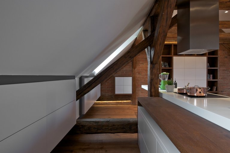 Byt pro mladý pár, Čecha a Američanku, vznikl v&nbsp;rámci komplexní rekonstrukce historického domu. Nevyužívaný půdní prostor skýtal možnost vestavby malého,…