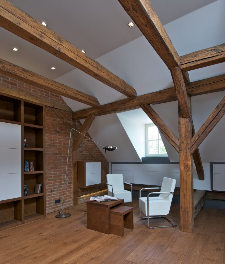 Byt pro mladý pár, Čecha a Američanku, vznikl v&nbsp;rámci komplexní rekonstrukce historického domu. Nevyužívaný půdní prostor skýtal možnost vestavby malého,…