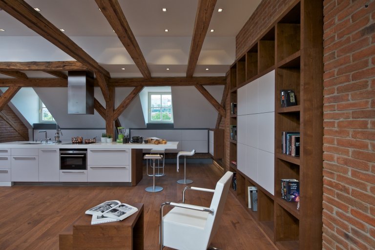 Byt pro mladý pár, Čecha a Američanku, vznikl v&nbsp;rámci komplexní rekonstrukce historického domu. Nevyužívaný půdní prostor skýtal možnost vestavby malého,…