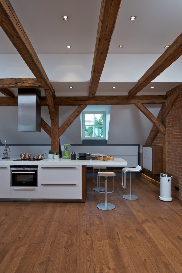 Byt pro mladý pár, Čecha a Američanku, vznikl v&nbsp;rámci komplexní rekonstrukce historického domu. Nevyužívaný půdní prostor skýtal možnost vestavby malého,…