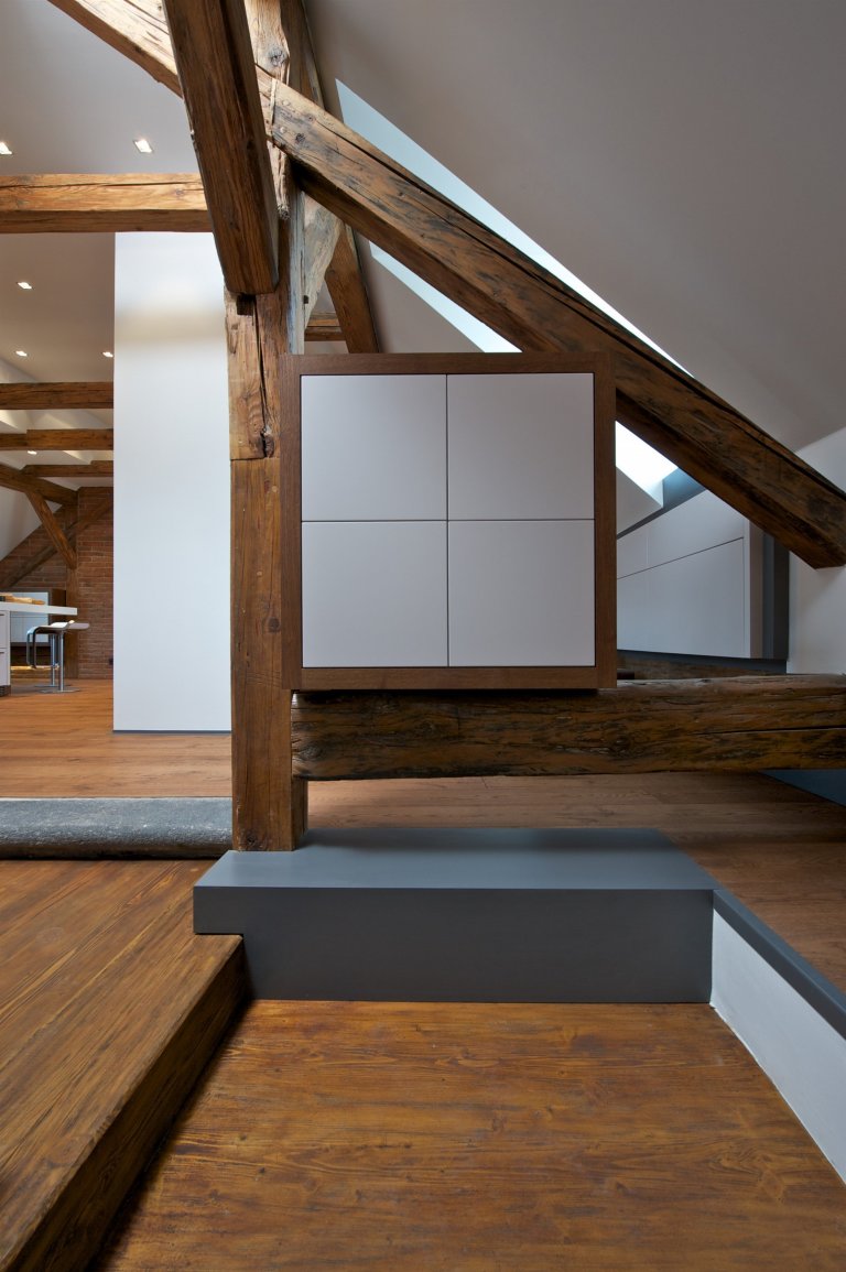 Byt pro mladý pár, Čecha a Američanku, vznikl v&nbsp;rámci komplexní rekonstrukce historického domu. Nevyužívaný půdní prostor skýtal možnost vestavby malého,…