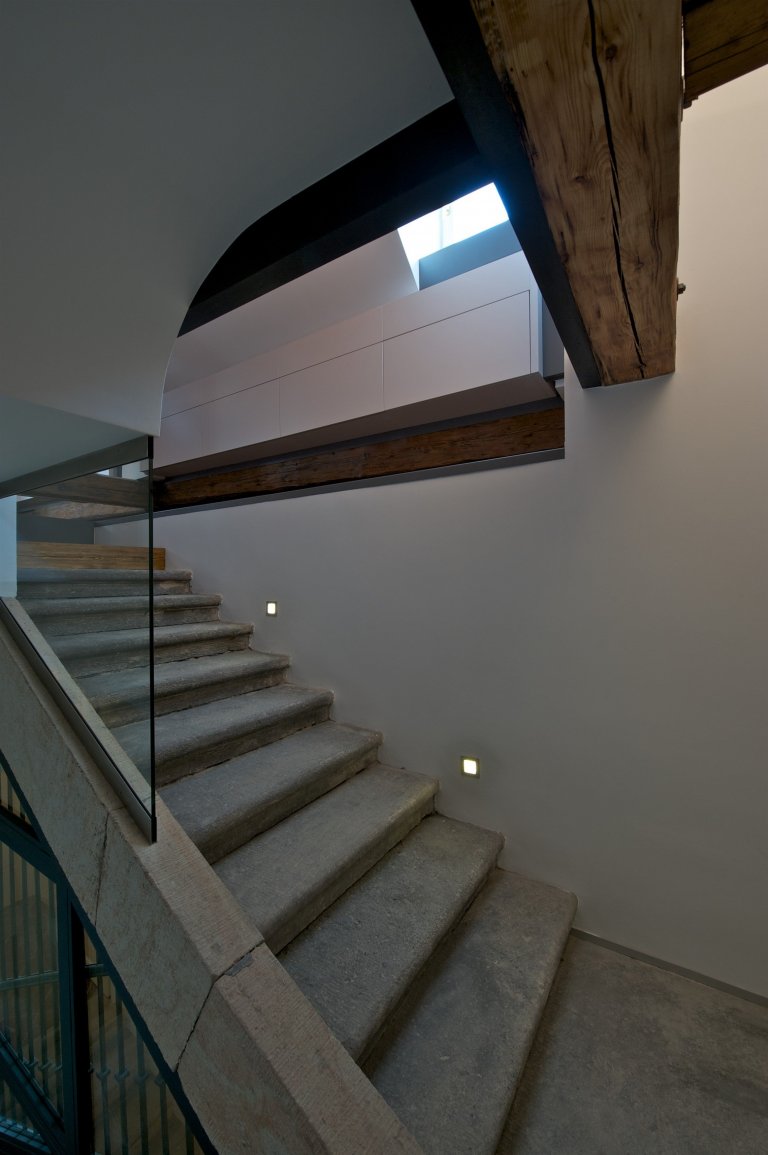 Byt pro mladý pár, Čecha a Američanku, vznikl v&nbsp;rámci komplexní rekonstrukce historického domu. Nevyužívaný půdní prostor skýtal možnost vestavby malého,…