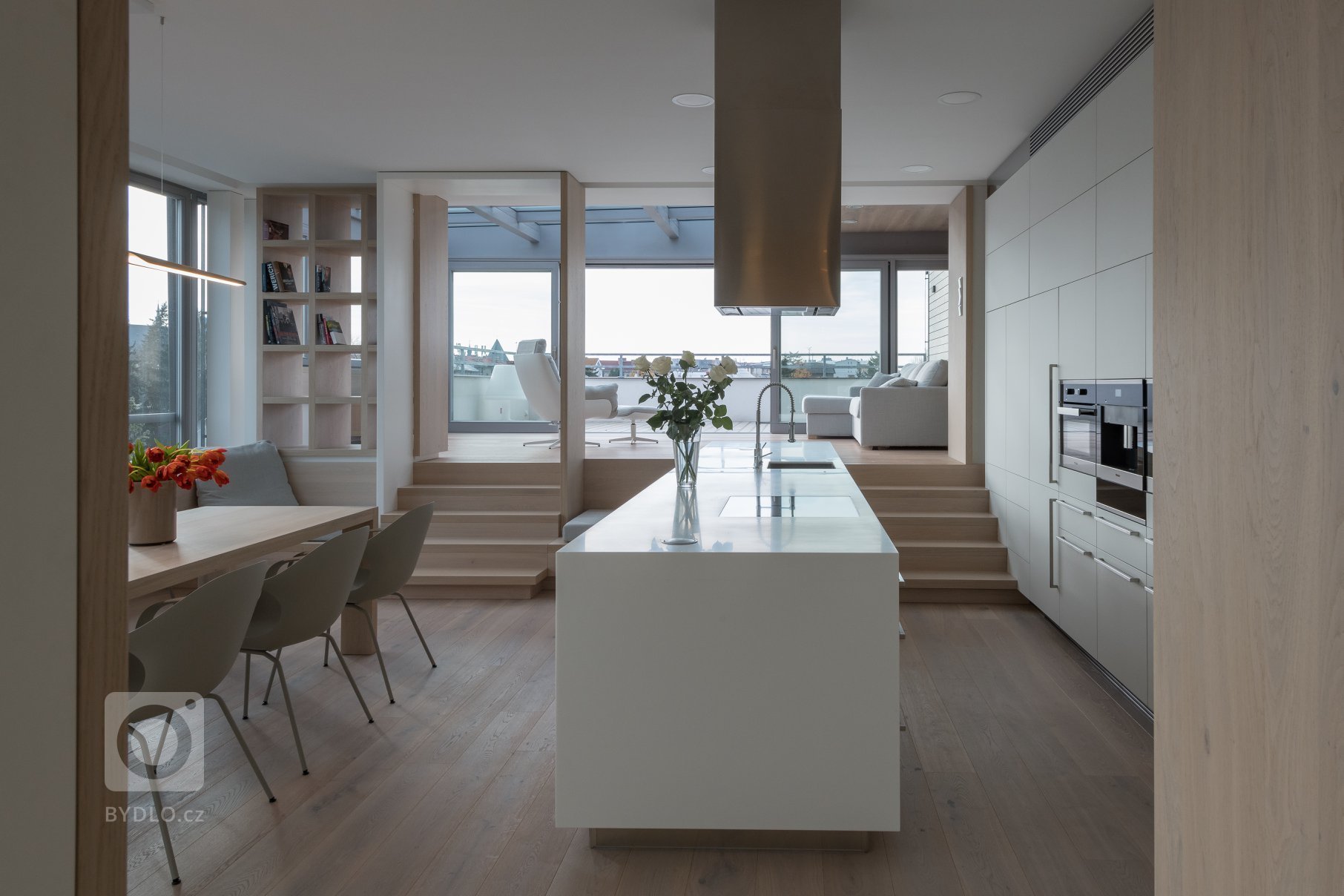 Funkcionalistické bydlení přímo pod&nbsp; střechou pro mladý pár.&nbsp;Majitelé si přáli celkové prosvětlení, provzdušnění, logické uspořádání, dostatek…