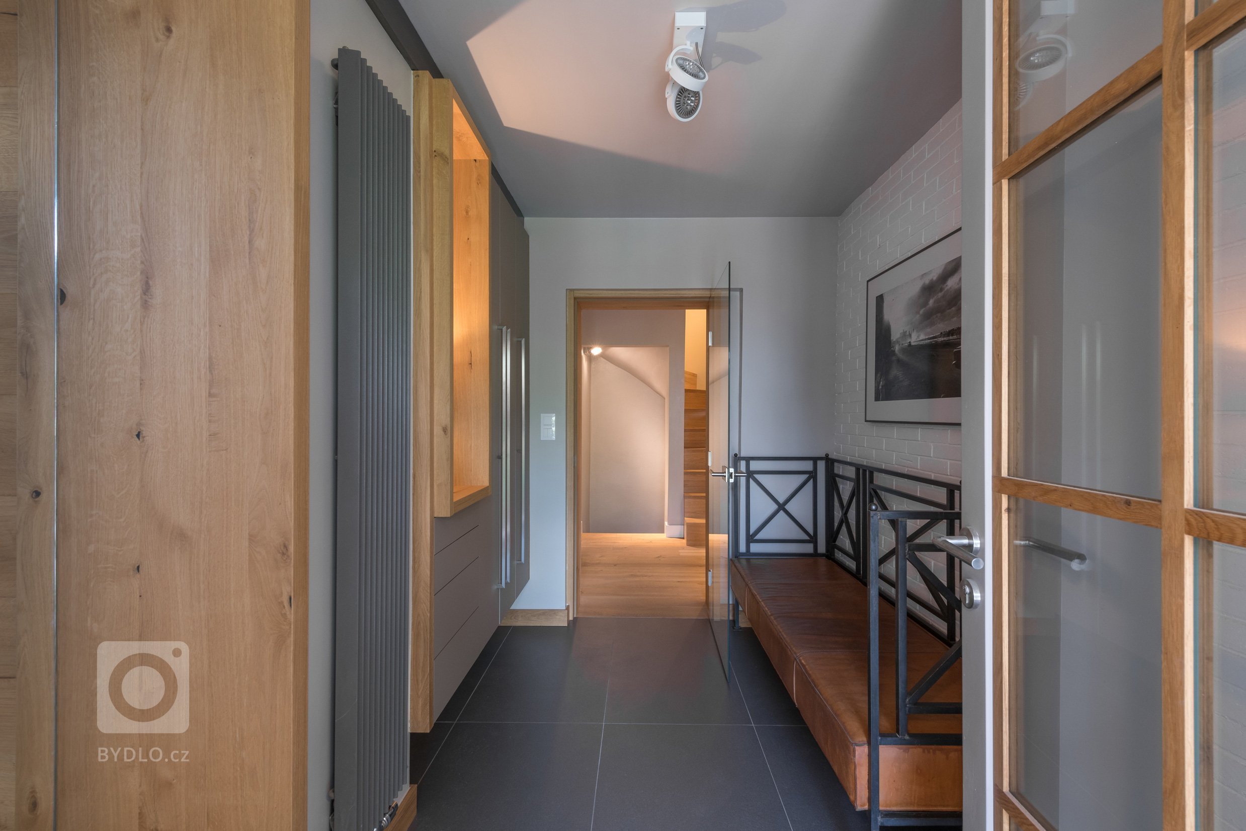 Starý dům svou velikostí nemohl splnit požadavky klientů, neumožnil ani vytvoření velkého obytného prostoru. Při rekonstrukci zde byla vybudována soukromá zóna…