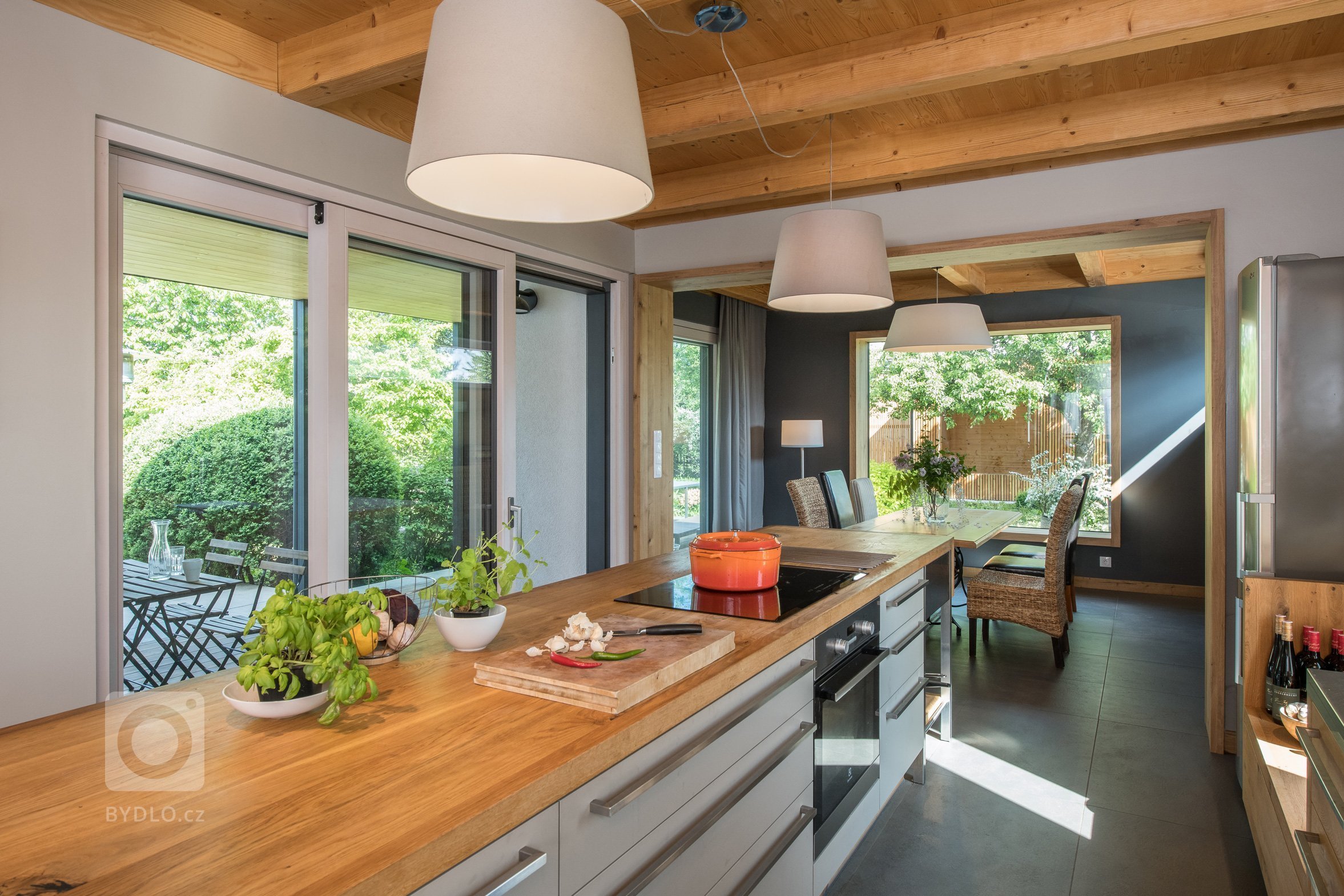 Starý dům svou velikostí nemohl splnit požadavky klientů, neumožnil ani vytvoření velkého obytného prostoru. Při rekonstrukci zde byla vybudována soukromá zóna…