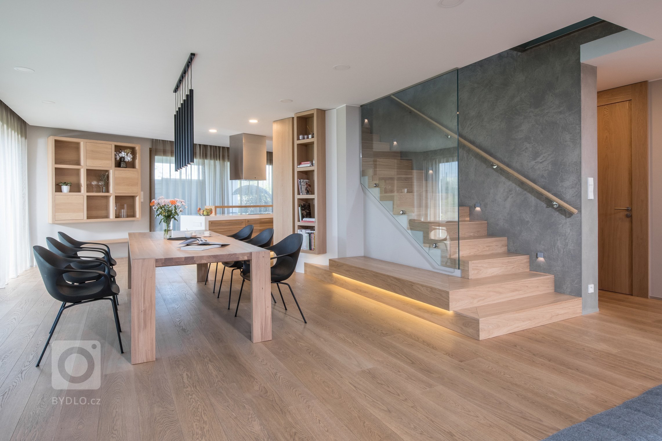 Dům zakoupený od developera nebyl &ndash; na rozdíl od sousedních &ndash; ještě postaven, mohlo se tedy zasáhnout do dispozice. Lichoběžníkový tvar a koncept…