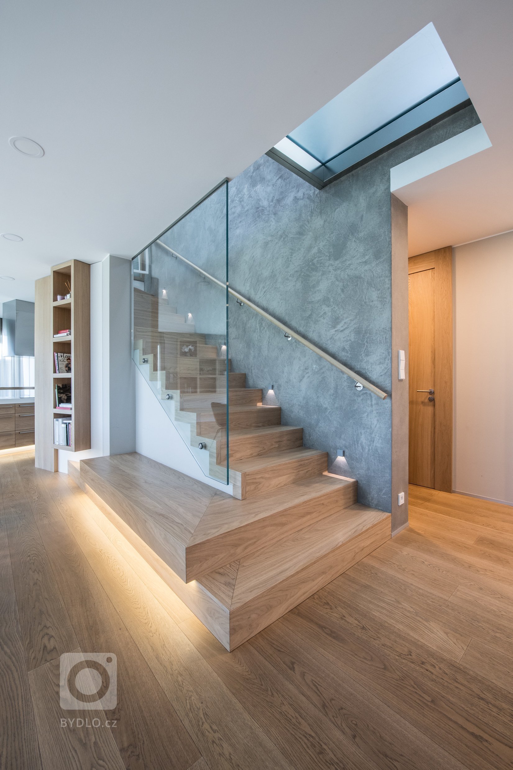 Dům zakoupený od developera nebyl &ndash; na rozdíl od sousedních &ndash; ještě postaven, mohlo se tedy zasáhnout do dispozice. Lichoběžníkový tvar a koncept…