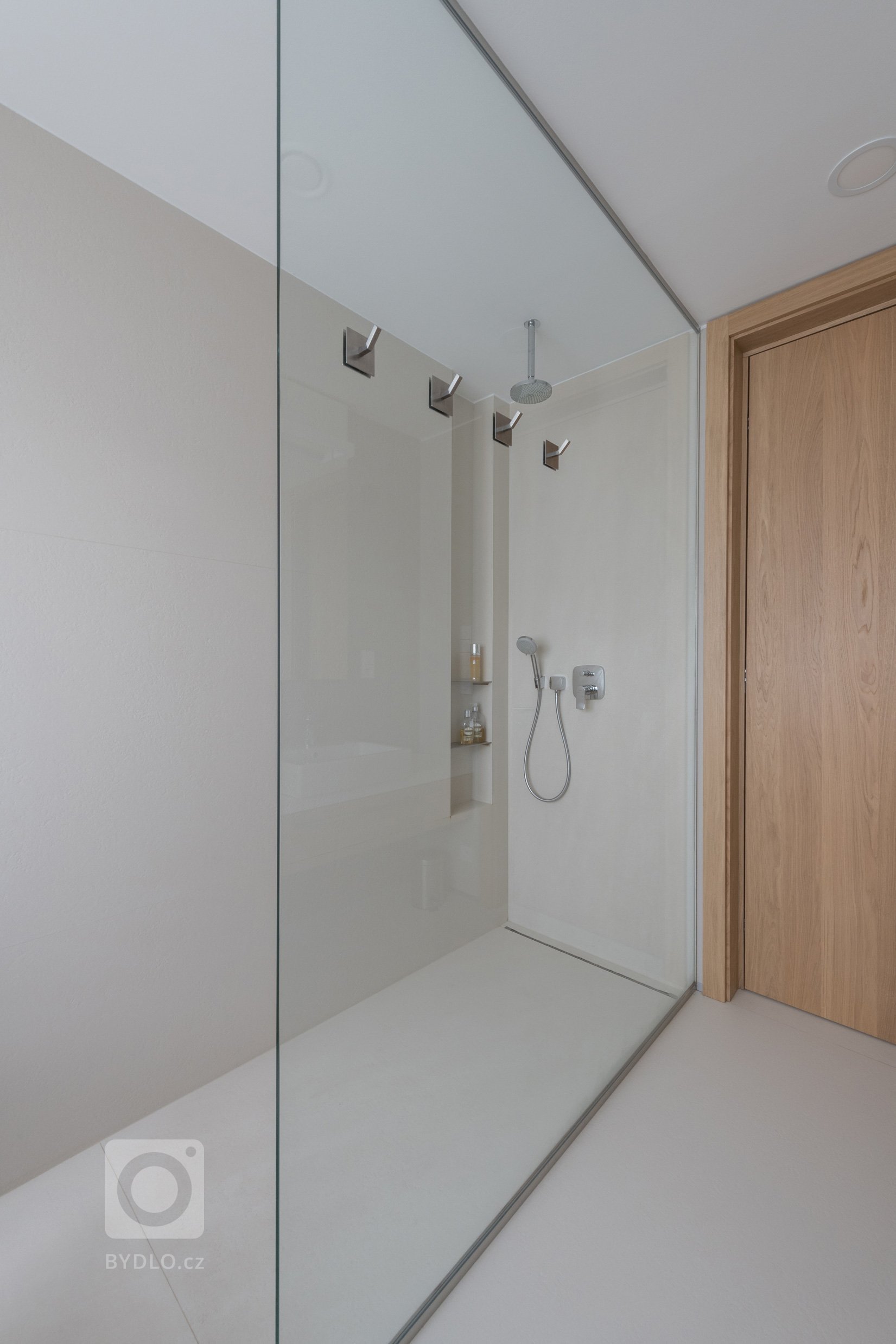 Dům zakoupený od developera nebyl &ndash; na rozdíl od sousedních &ndash; ještě postaven, mohlo se tedy zasáhnout do dispozice. Lichoběžníkový tvar a koncept…