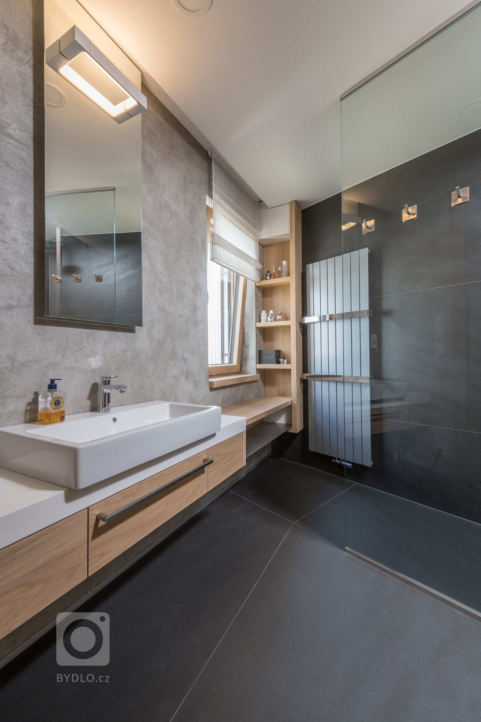 Dům zakoupený od developera nebyl &ndash; na rozdíl od sousedních &ndash; ještě postaven, mohlo se tedy zasáhnout do dispozice. Lichoběžníkový tvar a koncept…