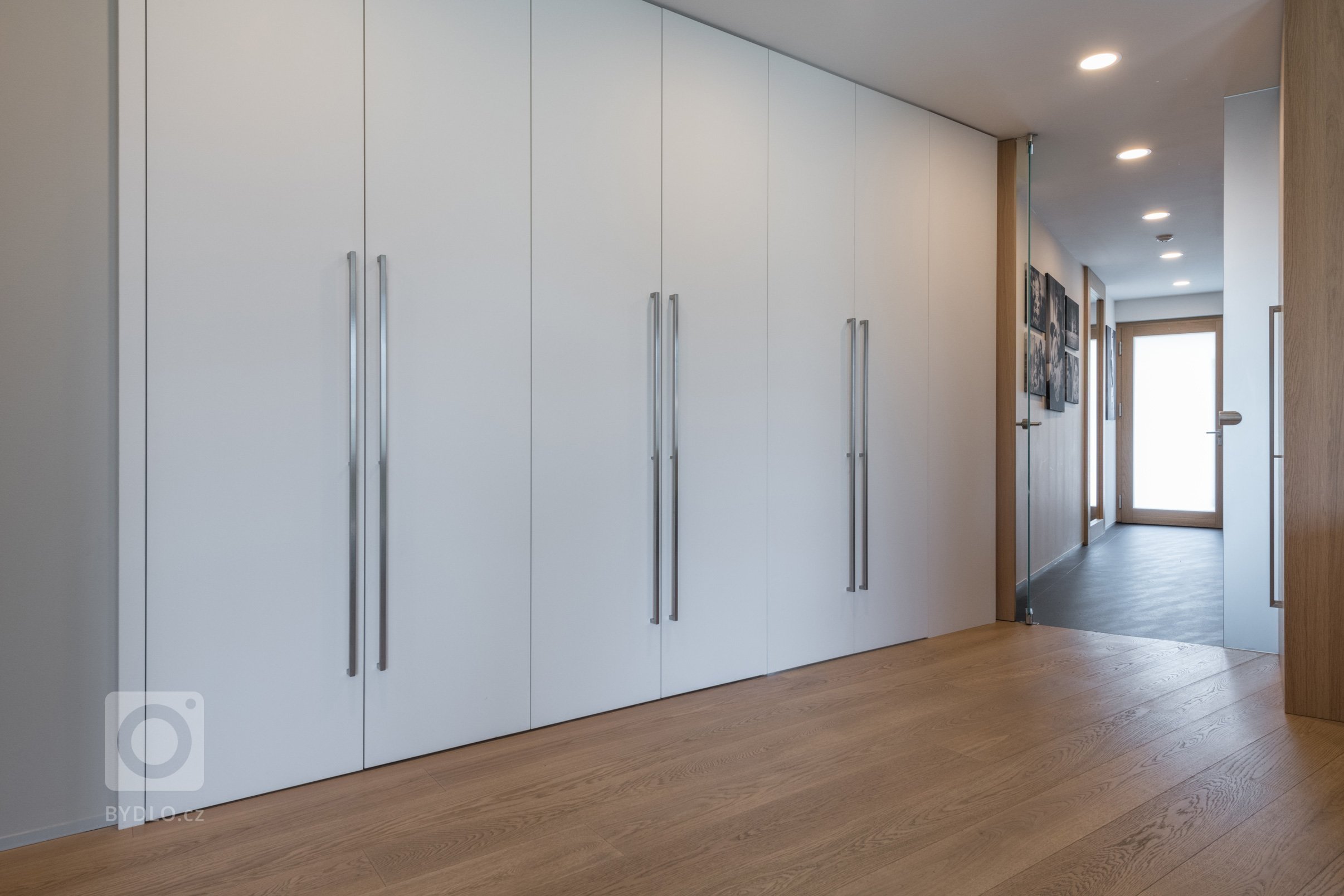 Dům zakoupený od developera nebyl &ndash; na rozdíl od sousedních &ndash; ještě postaven, mohlo se tedy zasáhnout do dispozice. Lichoběžníkový tvar a koncept…