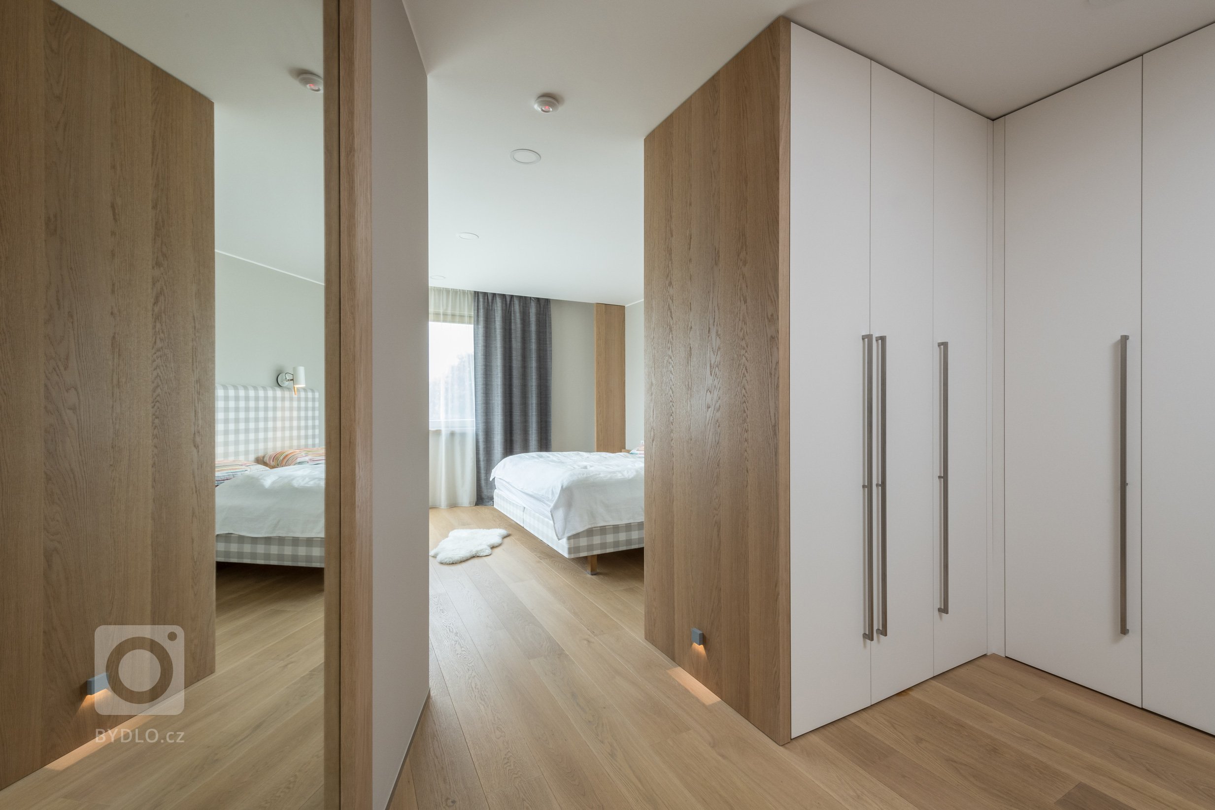 Dům zakoupený od developera nebyl &ndash; na rozdíl od sousedních &ndash; ještě postaven, mohlo se tedy zasáhnout do dispozice. Lichoběžníkový tvar a koncept…