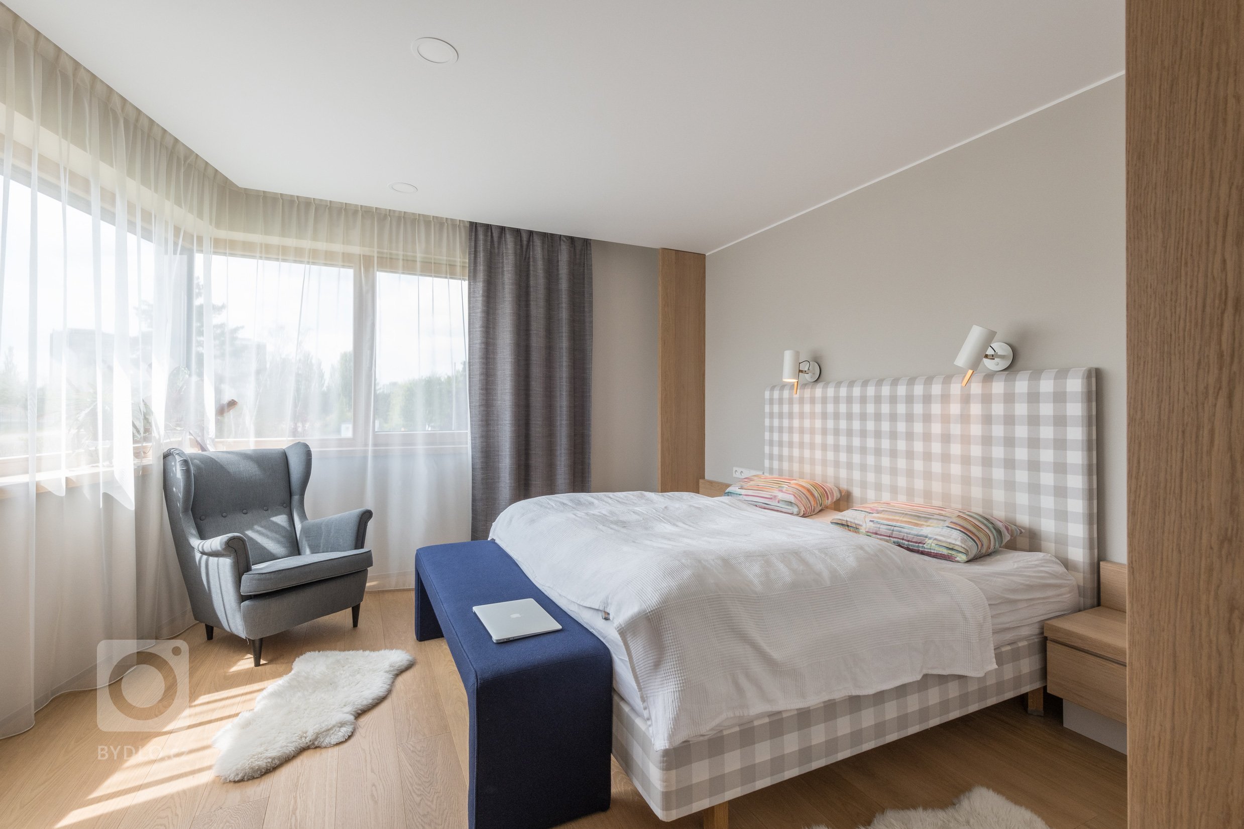 Dům zakoupený od developera nebyl &ndash; na rozdíl od sousedních &ndash; ještě postaven, mohlo se tedy zasáhnout do dispozice. Lichoběžníkový tvar a koncept…