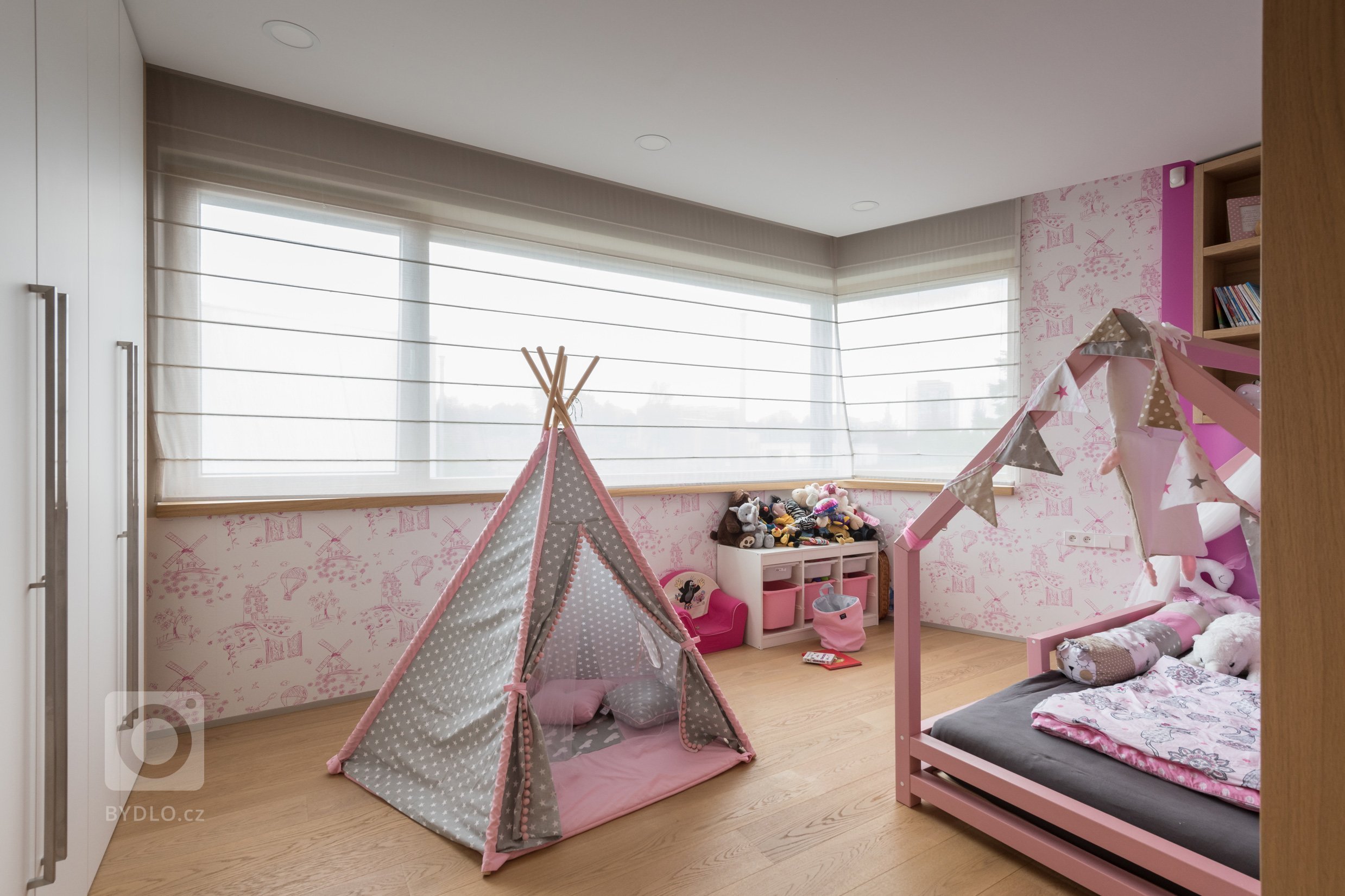 Dům zakoupený od developera nebyl &ndash; na rozdíl od sousedních &ndash; ještě postaven, mohlo se tedy zasáhnout do dispozice. Lichoběžníkový tvar a koncept…