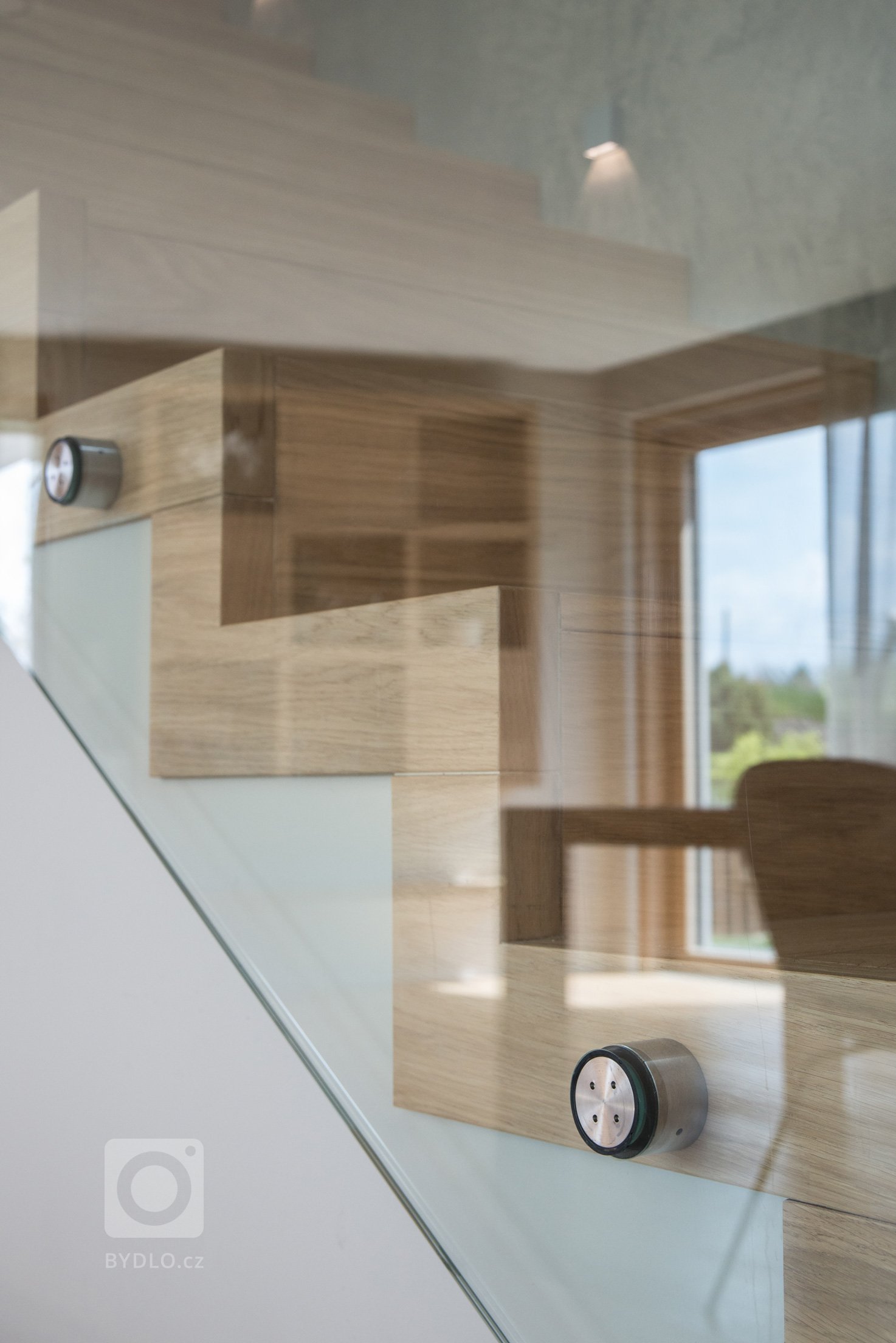 Dům zakoupený od developera nebyl &ndash; na rozdíl od sousedních &ndash; ještě postaven, mohlo se tedy zasáhnout do dispozice. Lichoběžníkový tvar a koncept…