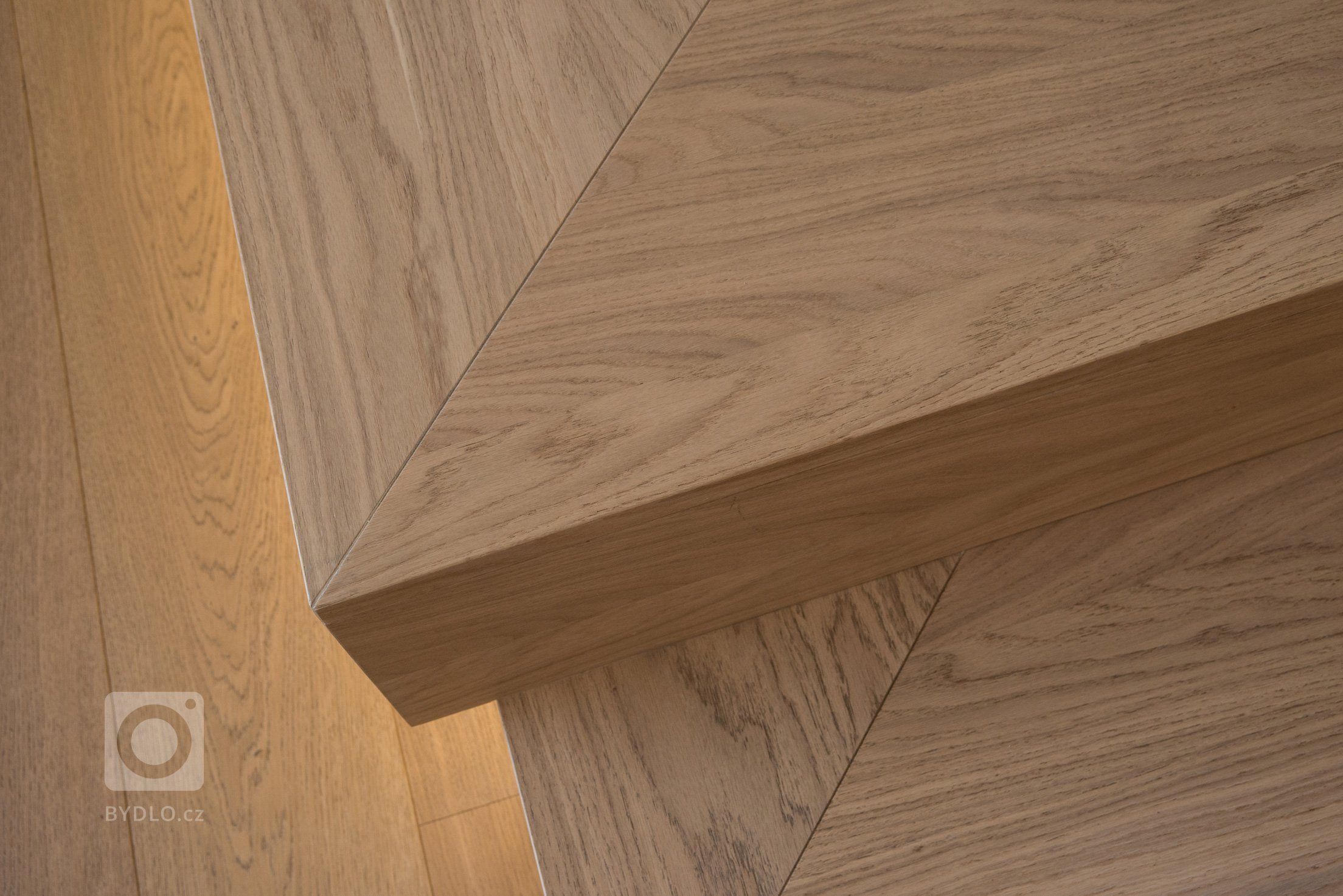 Dům zakoupený od developera nebyl &ndash; na rozdíl od sousedních &ndash; ještě postaven, mohlo se tedy zasáhnout do dispozice. Lichoběžníkový tvar a koncept…