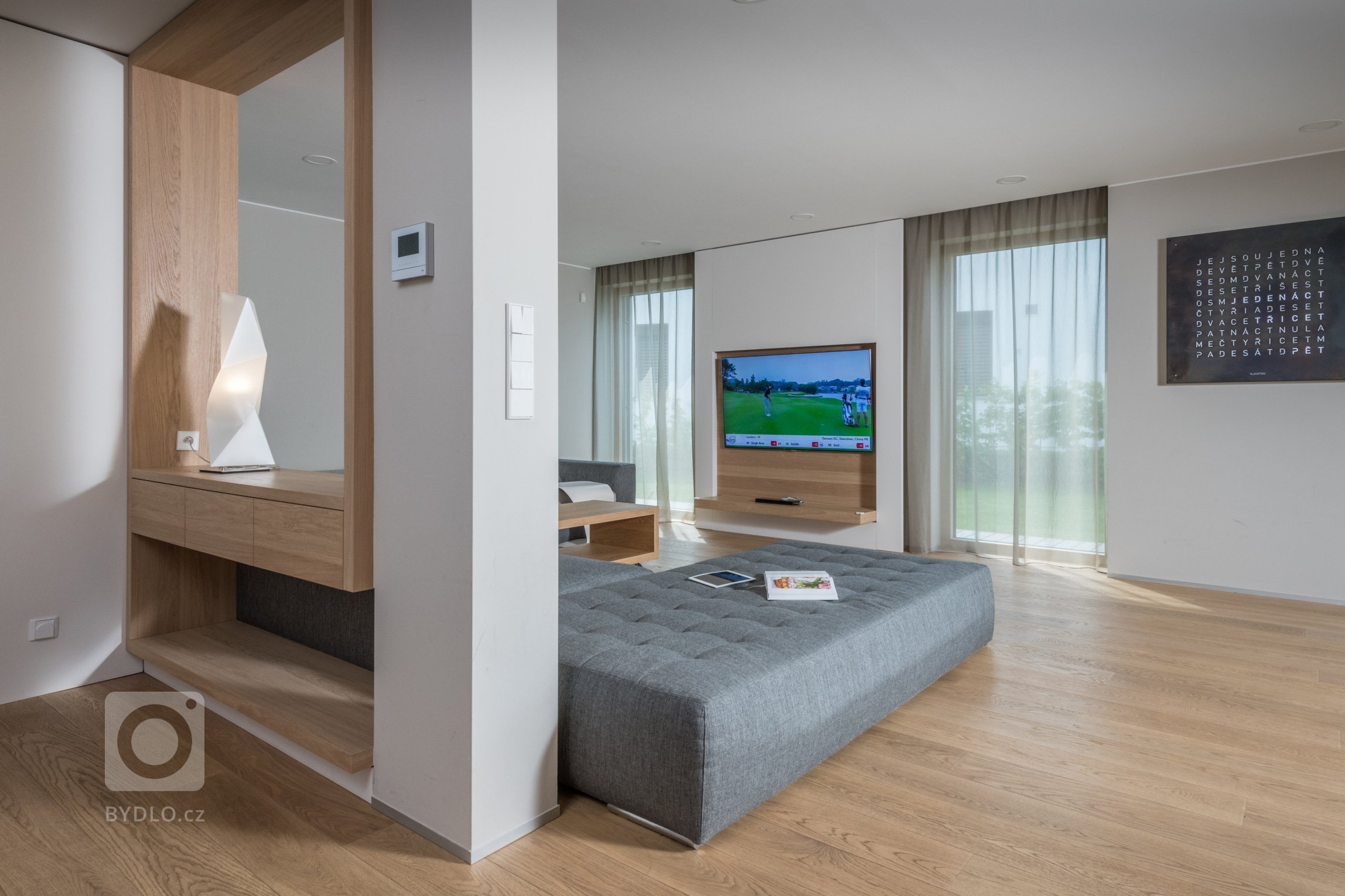 Dům zakoupený od developera nebyl &ndash; na rozdíl od sousedních &ndash; ještě postaven, mohlo se tedy zasáhnout do dispozice. Lichoběžníkový tvar a koncept…