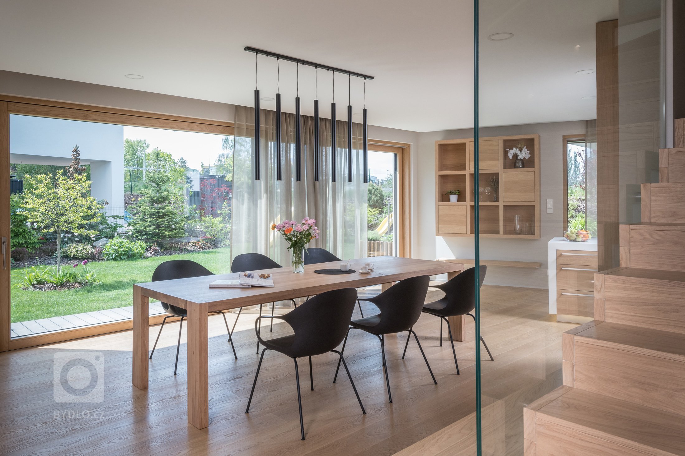 Dům zakoupený od developera nebyl &ndash; na rozdíl od sousedních &ndash; ještě postaven, mohlo se tedy zasáhnout do dispozice. Lichoběžníkový tvar a koncept…