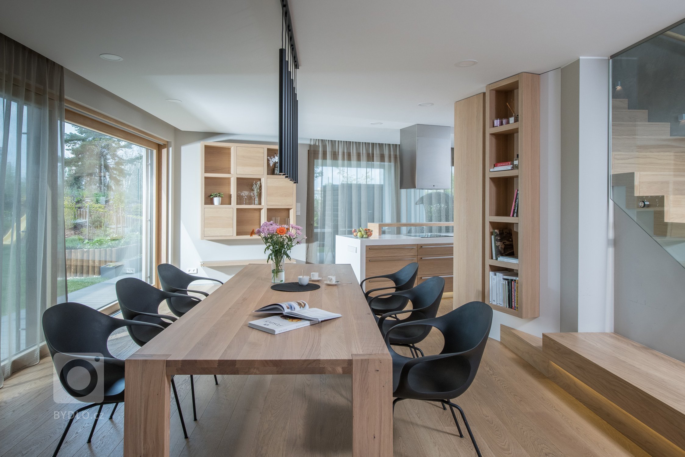 Dům zakoupený od developera nebyl &ndash; na rozdíl od sousedních &ndash; ještě postaven, mohlo se tedy zasáhnout do dispozice. Lichoběžníkový tvar a koncept…