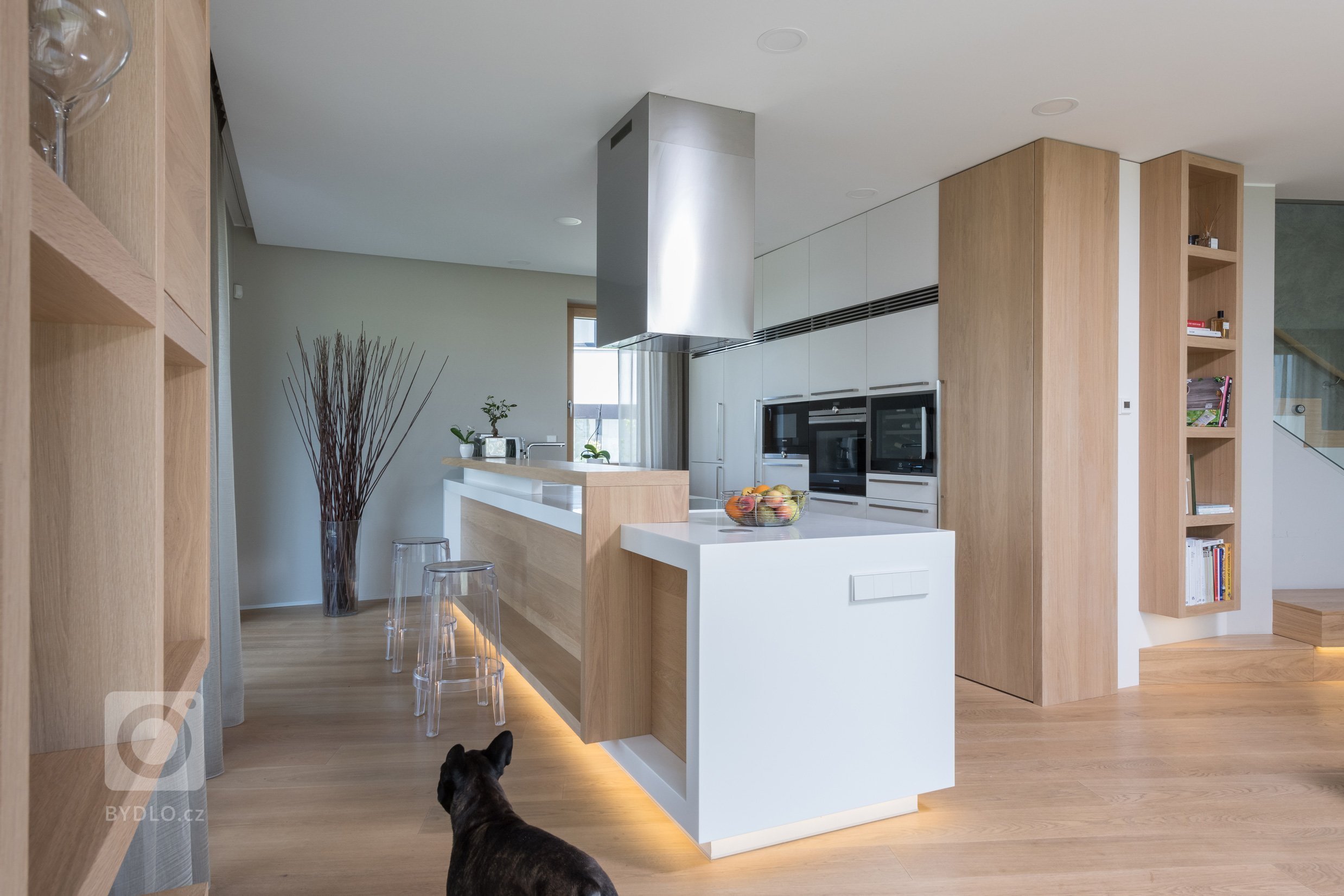 Dům zakoupený od developera nebyl &ndash; na rozdíl od sousedních &ndash; ještě postaven, mohlo se tedy zasáhnout do dispozice. Lichoběžníkový tvar a koncept…
