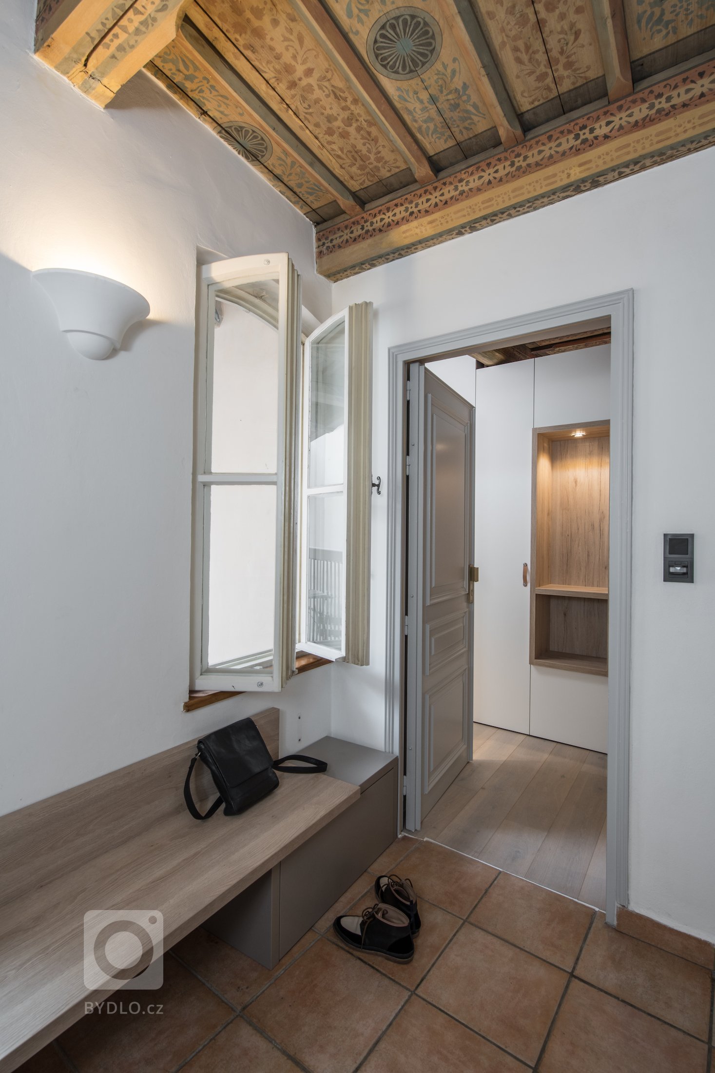 Historická atmosféra, venkovní posezení, soukromí, zádveří s prostorem pro obuv, vstupní šatna, kuchyň, jídelna &amp; sofa, ložnice, koupelna, samostatné WC …