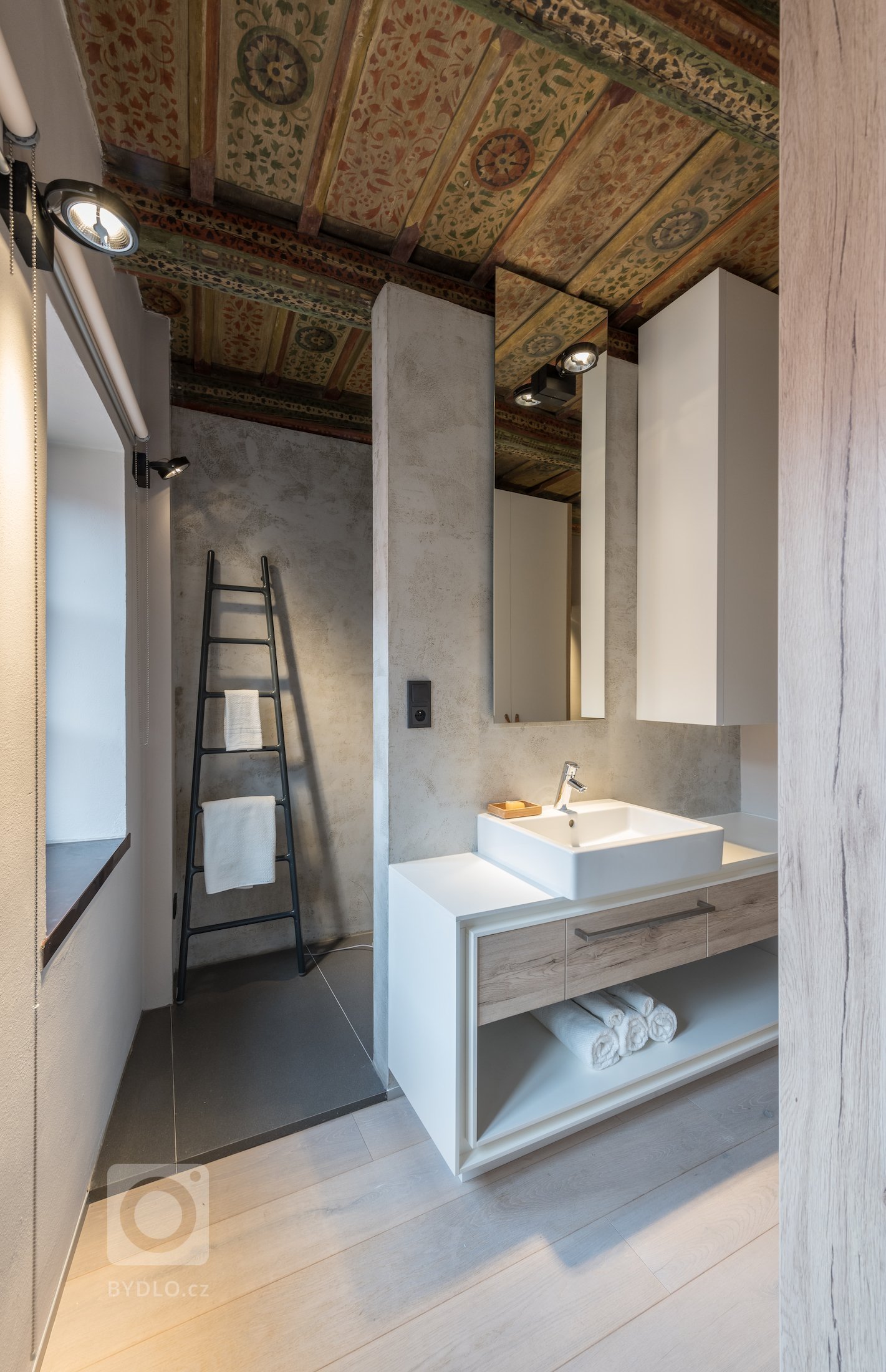 Historická atmosféra, venkovní posezení, soukromí, zádveří s prostorem pro obuv, vstupní šatna, kuchyň, jídelna &amp; sofa, ložnice, koupelna, samostatné WC …