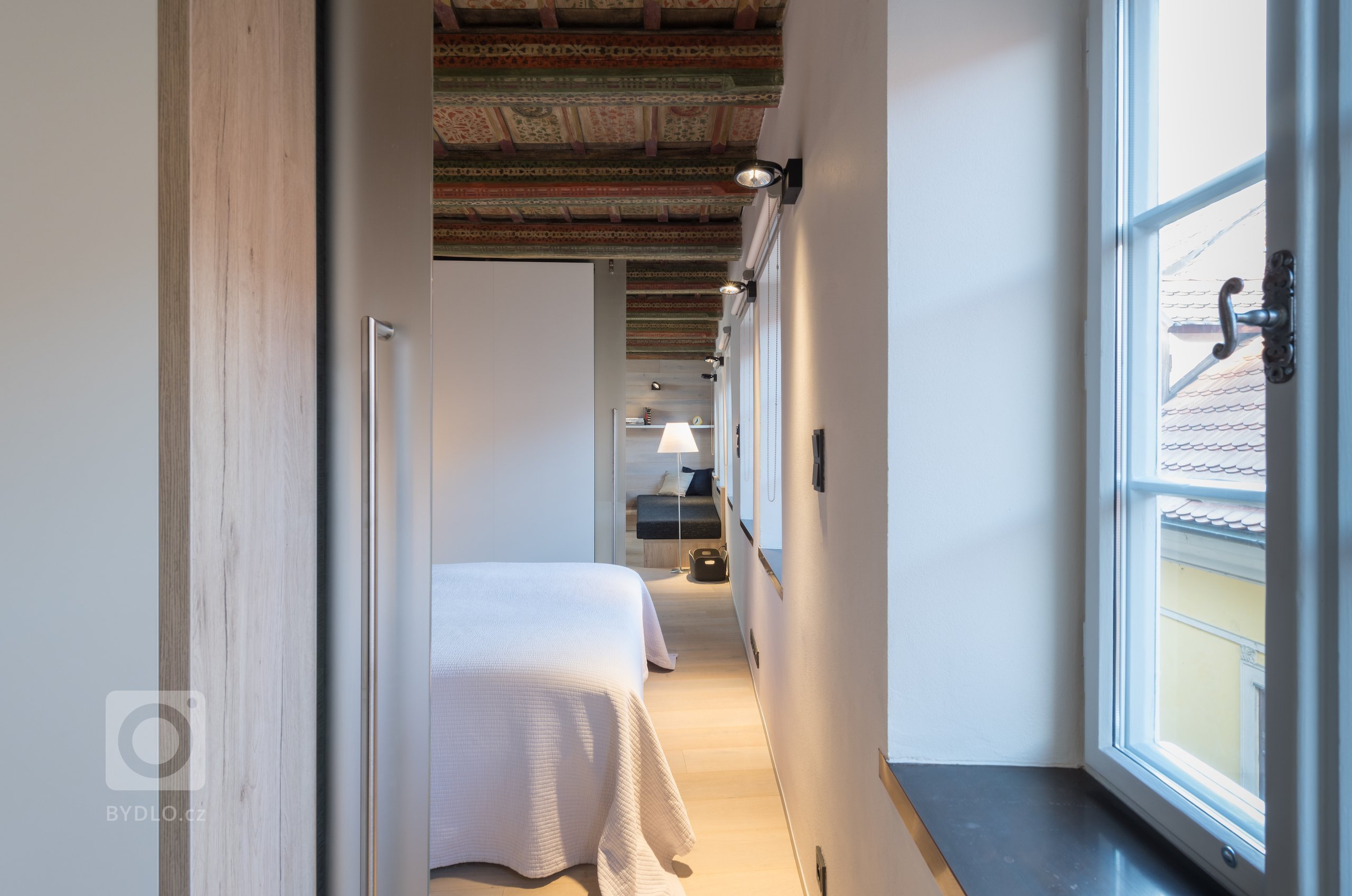 Historická atmosféra, venkovní posezení, soukromí, zádveří s prostorem pro obuv, vstupní šatna, kuchyň, jídelna &amp; sofa, ložnice, koupelna, samostatné WC …